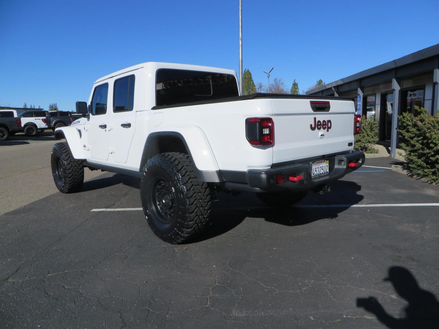 2020 White Jeep Gladiator Rubicon Launch Edition (1C6JJTBG5LL) with an V6 VVT 3.6 Liter engine, Automatic 8-Spd transmission, located at 2630 Grass Valley Highway, Auburn, CA, 95603, (530) 508-5100, 38.937893, -121.095482 - Gladiator Launch Edition, with JKS suspension, Fox shocks and steering stabilizer, 37" Toyo MT tires, Black Rhino Arsenal wheels, Warn Winch, LED lights and Tinted windows. - Photo#4