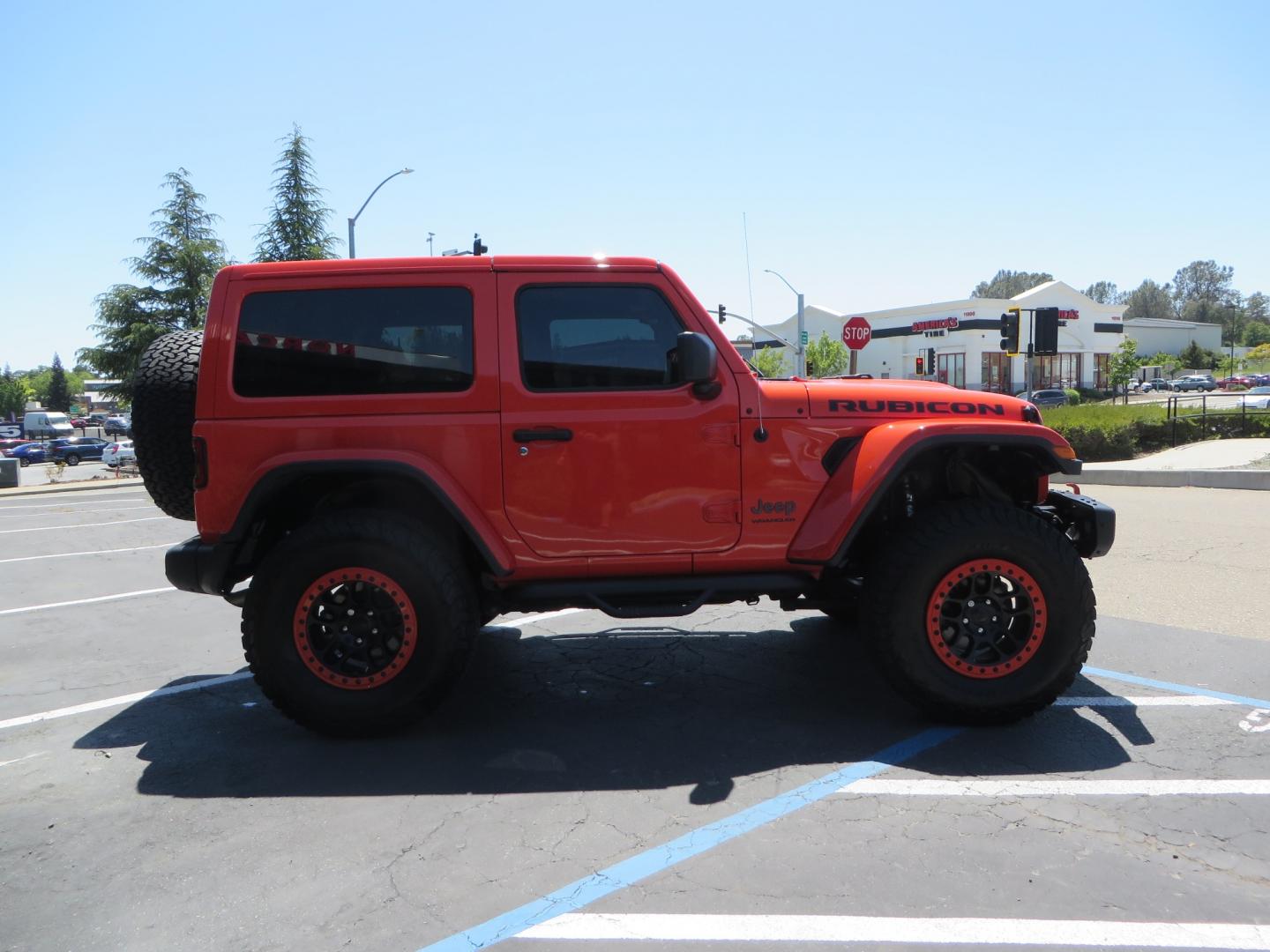 2020 ORANGE /black Jeep Wrangler Rubicon (1C4HJXCG3LW) with an 3.6L V6 DOHC 24V FFV engine, 6A transmission, located at 2630 Grass Valley Highway, Auburn, CA, 95603, (530) 508-5100, 38.937893, -121.095482 - Teraflex suspension, Fox Shocks, Mopar simulated beadlock wheels, 37" BFG KO2 tires, Running boards, Oracle tail lights, window tint, Weathertech floor liners, and a Redline subwoofer. - Photo#3