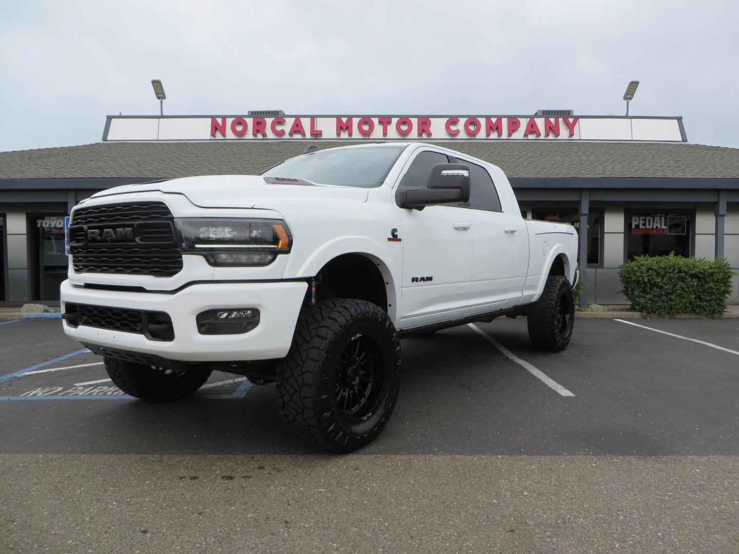 2023 White /BLACK RAM 3500 Limited Mega Cab 4WD (3C63R3PL6PG) with an 6.7L L6 OHV 24V TURBO DIESEL engine, 6A transmission, located at 2630 Grass Valley Highway, Auburn, CA, 95603, (530) 508-5100, 38.937893, -121.095482 - Limited Ram 3500 with a BDS 4" long arm suspension system, Fox 2.5 Performance Elite series shocks, Fox ATS steering stabilizer, Carli Suspension rear leaf spring Add- A-Packs, 37" Nitto Ridge Grappler tires, 20X10 Fuel Clash wheels, CJC Offroad Intercooler guard, B&W tow and stow hitch, Bolt hitch - Photo#0