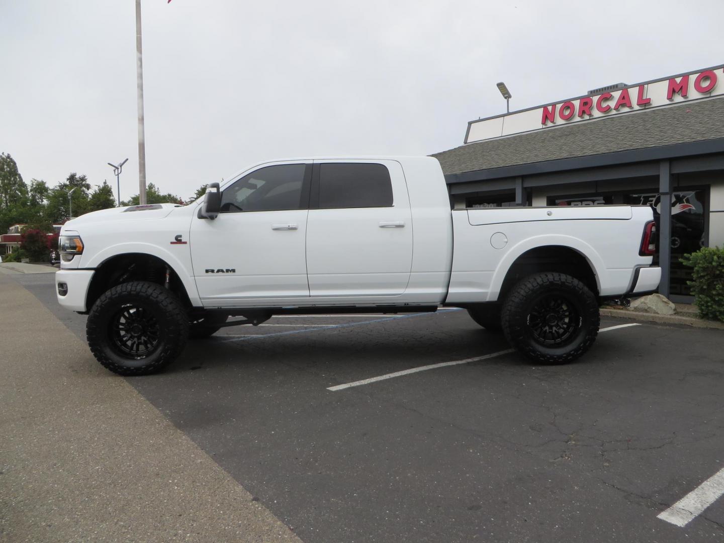 2023 White /BLACK RAM 3500 Limited Mega Cab 4WD (3C63R3PL6PG) with an 6.7L L6 OHV 24V TURBO DIESEL engine, 6A transmission, located at 2630 Grass Valley Highway, Auburn, CA, 95603, (530) 508-5100, 38.937893, -121.095482 - Limited Ram 3500 with a BDS 4" long arm suspension system, Fox 2.5 Performance Elite series shocks, Fox ATS steering stabilizer, Carli Suspension rear leaf spring Add- A-Packs, 37" Nitto Ridge Grappler tires, 20X10 Fuel Clash wheels, CJC Offroad Intercooler guard, B&W tow and stow hitch, Bolt hitch - Photo#7