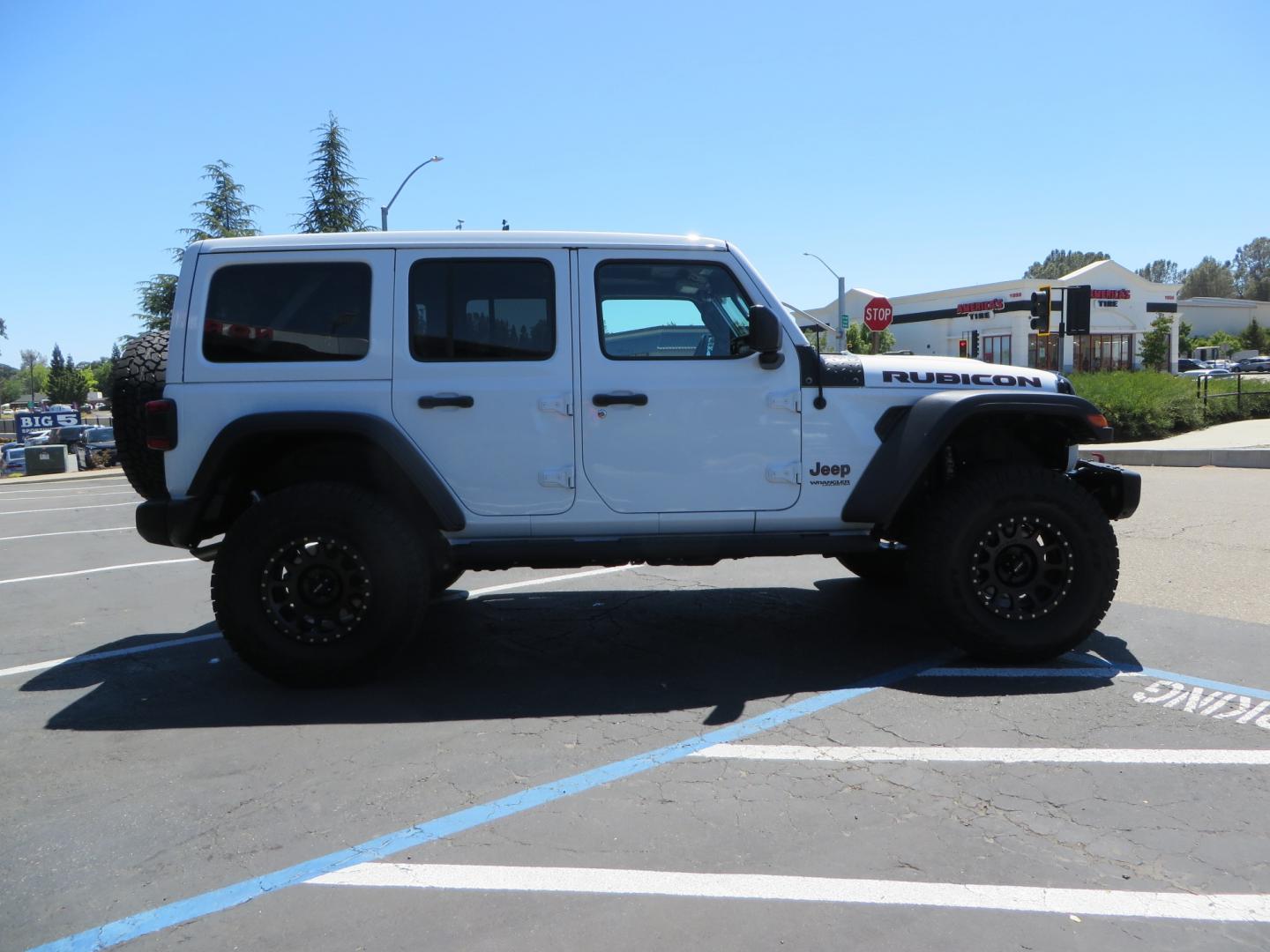 2021 White /BLACK Jeep Wrangler Unlimited Rubicon (1C4HJXFG1MW) with an 3.6L V6 DOHC 24V FFV engine, Manual 6 speed transmission, located at 2630 Grass Valley Highway, Auburn, CA, 95603, (530) 508-5100, 38.937893, -121.095482 - This manual transmission Rubicon is set up with a Mopar suspension systems, Fox shocks, 17" Method Race wheels, and 35" Falken Wildpeak AT3W tires. - Photo#3