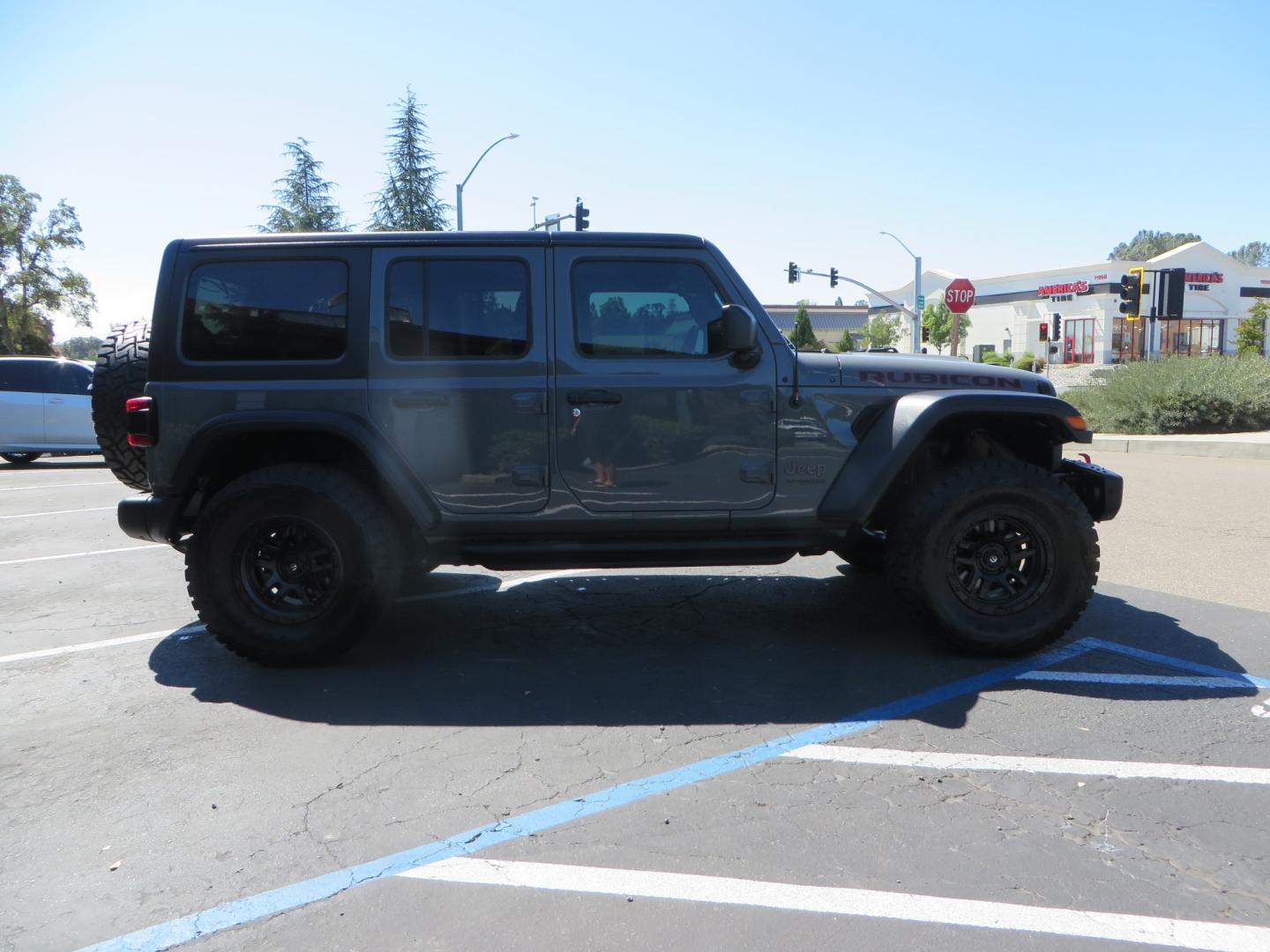 2019 Gray /RED Jeep Wrangler Unlimited Rubicon (1C4HJXFN0KW) with an 2.0L L4 DOHC 16V TURBO engine, 6A transmission, located at 2630 Grass Valley Highway, Auburn, CA, 95603, (530) 508-5100, 38.937893, -121.095482 - Lifted wrangler featuring 17" Fuel wheels, 35" Toyo Open Country RT tires, Warn VR10 synthetic rope winch, Factor 55 Ultra Hook, Westin running boards, window tint, Weathertech floor liners, and custom red / black interior. - Photo#3