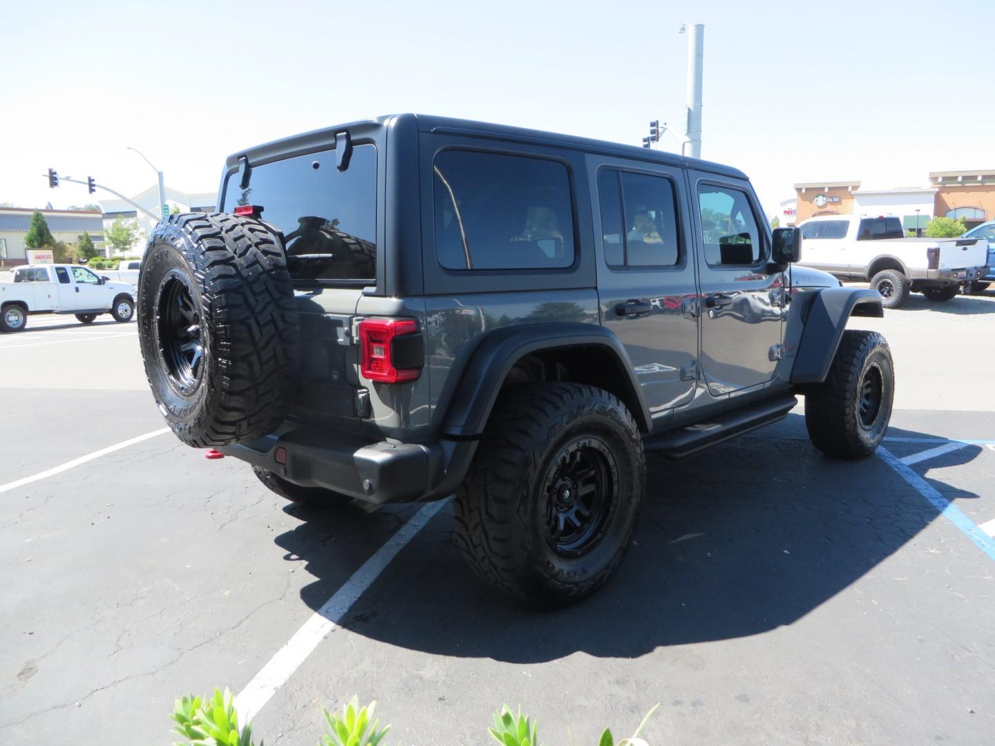 2019 Gray /RED Jeep Wrangler Unlimited Rubicon (1C4HJXFN0KW) with an 2.0L L4 DOHC 16V TURBO engine, 6A transmission, located at 2630 Grass Valley Highway, Auburn, CA, 95603, (530) 508-5100, 38.937893, -121.095482 - Lifted wrangler featuring 17" Fuel wheels, 35" Toyo Open Country RT tires, Warn VR10 synthetic rope winch, Factor 55 Ultra Hook, Westin running boards, window tint, Weathertech floor liners, and custom red / black interior. - Photo#4