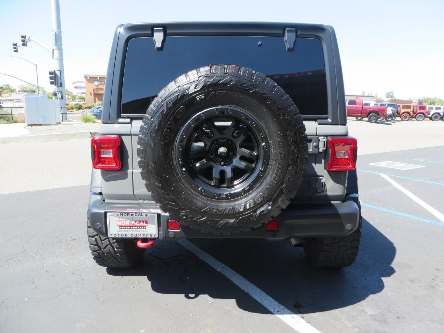 2019 Gray /RED Jeep Wrangler Unlimited Rubicon (1C4HJXFN0KW) with an 2.0L L4 DOHC 16V TURBO engine, 6A transmission, located at 2630 Grass Valley Highway, Auburn, CA, 95603, (530) 508-5100, 38.937893, -121.095482 - Lifted wrangler featuring 17" Fuel wheels, 35" Toyo Open Country RT tires, Warn VR10 synthetic rope winch, Factor 55 Ultra Hook, Westin running boards, window tint, Weathertech floor liners, and custom red / black interior. - Photo#5