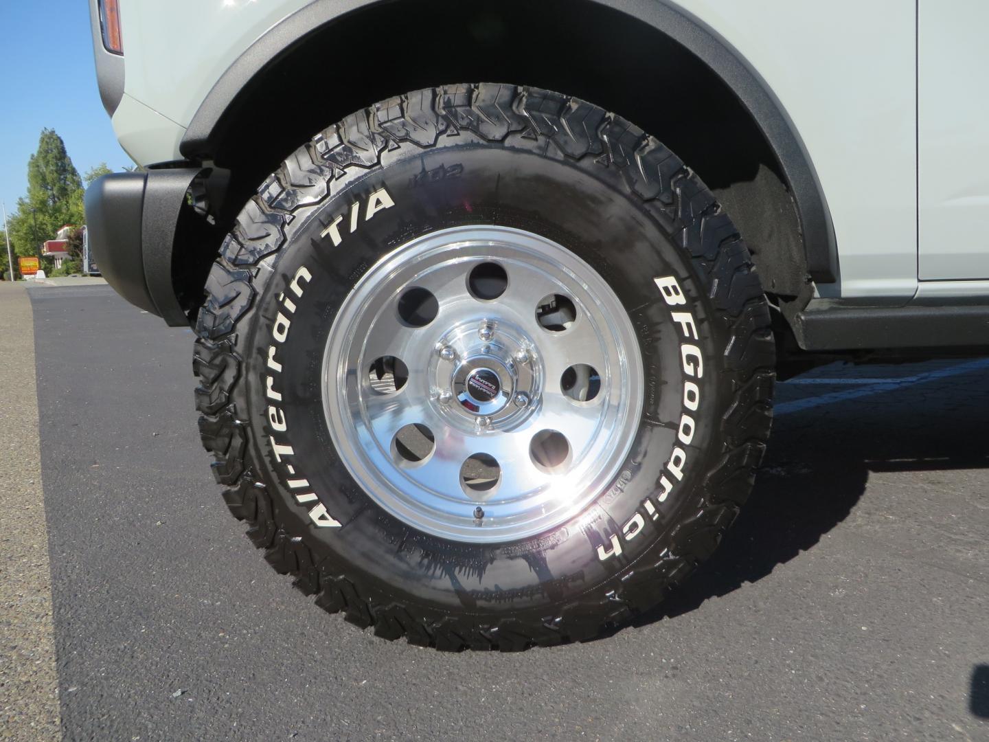 2023 Gray /BLACK Ford Bronco Badlands 4-Door w/Advanced (1FMEE5DP1PL) with an 2.7L V6 DOHC 24V engine, 7M transmission, located at 2630 Grass Valley Highway, Auburn, CA, 95603, (530) 508-5100, 38.937893, -121.095482 - Features a Zone offroad 1" level kit, 17" American Racing Baja wheels, 35" BFG KO2 tires, window tint, RC spare tire relocation & 3rd brake light extension. - Photo#8