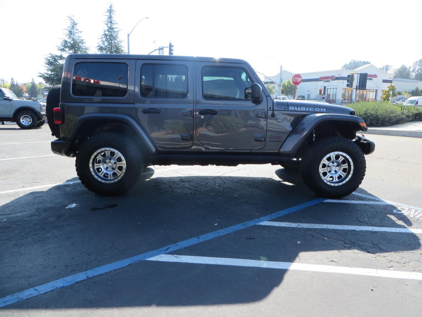 2018 CHARCOAL /TAN Jeep Wrangler JL Unlimited Rubicon (1C4HJXFG4JW) with an 3.6L V6 DOHC 24V FFV engine, 6A transmission, located at 2630 Grass Valley Highway, Auburn, CA, 95603, (530) 508-5100, 38.937893, -121.095482 - Must see Jeep with Fox shocks, Raceline wheels, Nitto Ridge Grappler tires, Dual Exhaust, and window tint. - Photo#3