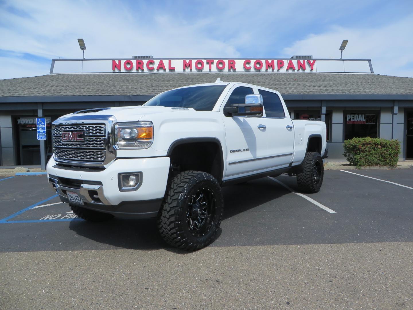 2019 White /BLACK GMC Sierra 2500HD Denali Crew Cab 4WD (1GT12SEY1KF) with an 6.6L V8 OHV 16 DIESEL engine, 6A transmission, located at 2630 Grass Valley Highway, Auburn, CA, 95603, (530) 508-5100, 38.937893, -121.095482 - Features a RC 6" lift kit, 20" Fuel Offroad wheels, 35" Toyo MT tires, Amp power steps, and a Generation 5 T style stereo. - Photo#0