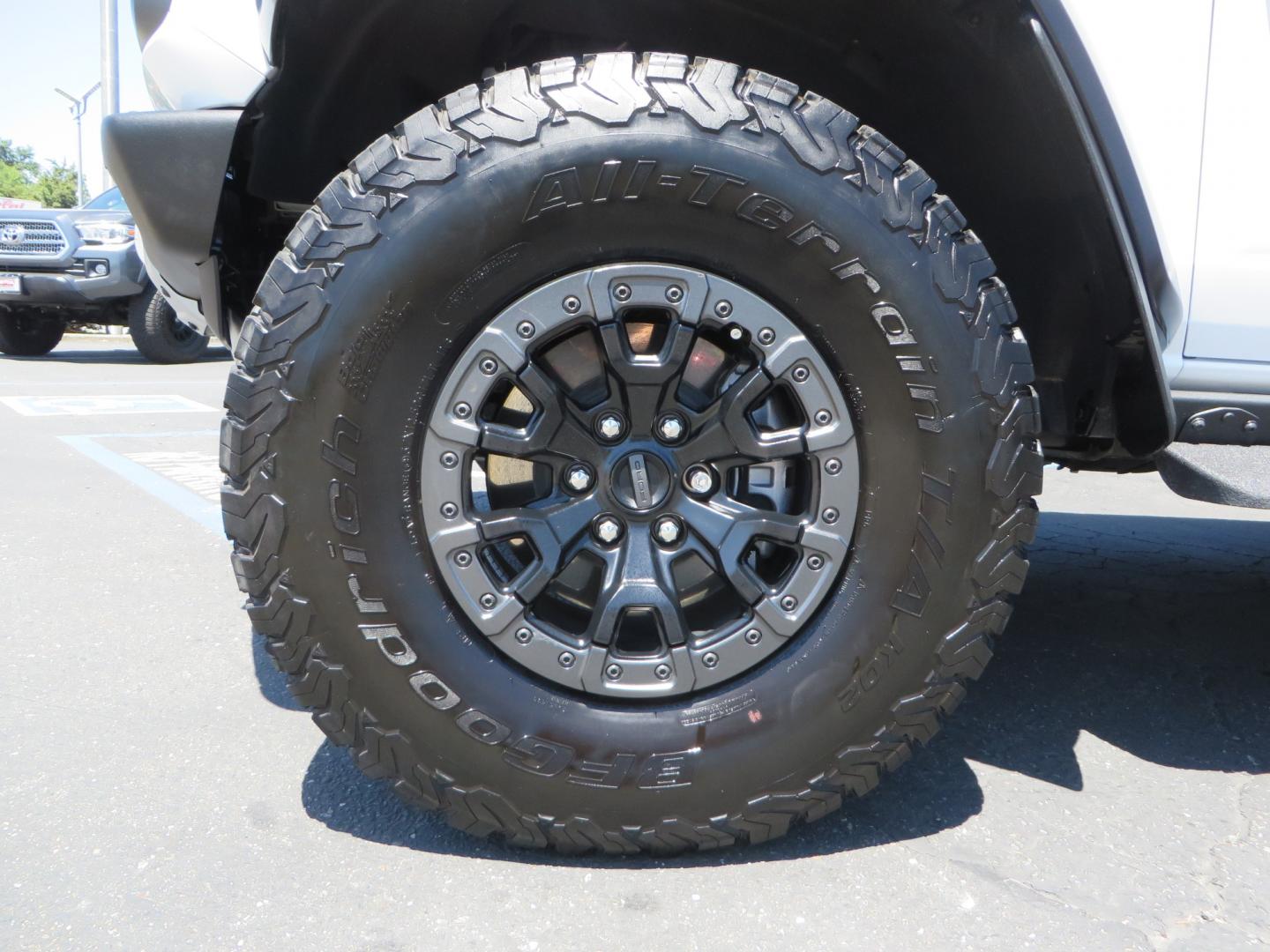 2023 White /BLACK Ford Bronco Raptor (1FMEE5JR6PL) with an 3.0L V6 DOHC 24V engine, automatic transmission, located at 2630 Grass Valley Highway, Auburn, CA, 95603, (530) 508-5100, 38.937893, -121.095482 - Ford Bronco Raptor - Photo#8