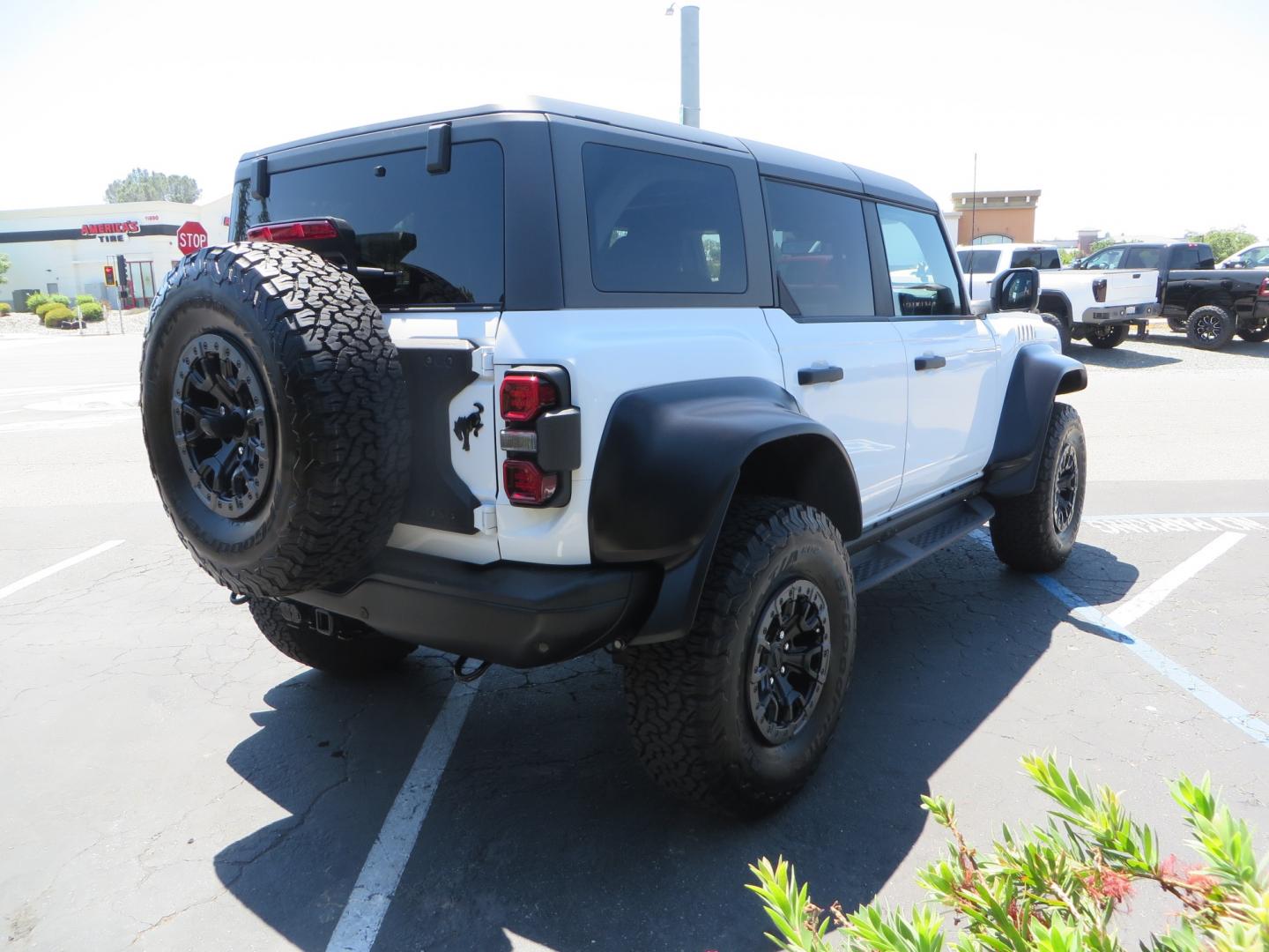 2023 White /BLACK Ford Bronco Raptor (1FMEE5JR6PL) with an 3.0L V6 DOHC 24V engine, automatic transmission, located at 2630 Grass Valley Highway, Auburn, CA, 95603, (530) 508-5100, 38.937893, -121.095482 - Ford Bronco Raptor - Photo#4