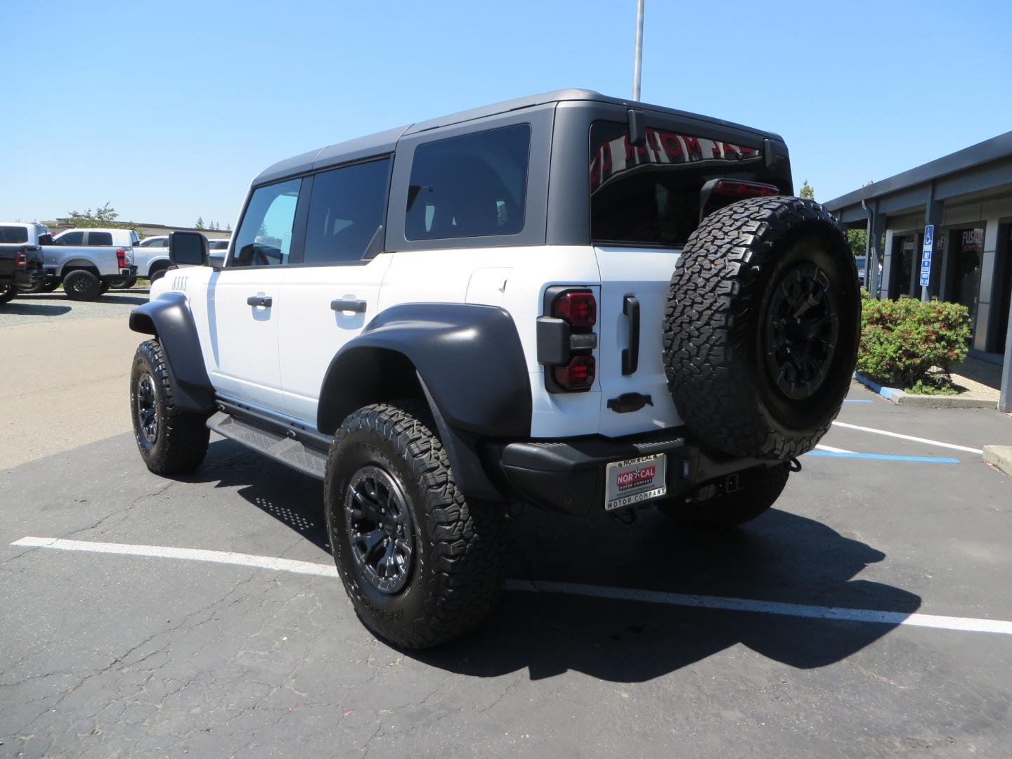 2023 White /BLACK Ford Bronco Raptor (1FMEE5JR6PL) with an 3.0L V6 DOHC 24V engine, automatic transmission, located at 2630 Grass Valley Highway, Auburn, CA, 95603, (530) 508-5100, 38.937893, -121.095482 - Ford Bronco Raptor - Photo#6