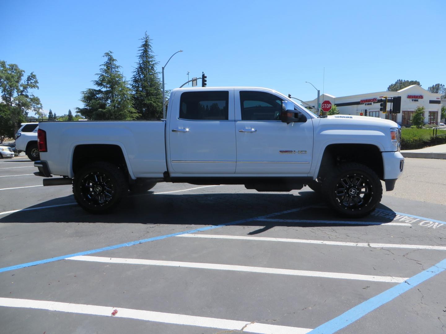 2017 White /BLACK GMC Sierra 3500HD SLT Crew Cab 4WD (1GT42XCY4HF) with an 6.6L V8 OHV 16 DIESEL engine, 6A transmission, located at 2630 Grass Valley Highway, Auburn, CA, 95603, (530) 508-5100, 38.937893, -121.095482 - Lifted GMC Duramax with Fox remote reservoir shocks, AMP Power steps, Rool N Lock tonneau cover, 20" Hostile Gauntlet wheels, BFG KO2 tires, all weather floor mats, window tint, and headrest DVD players. - Photo#3