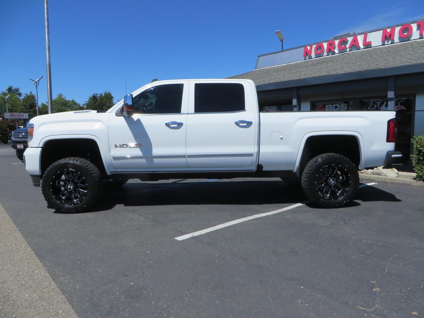 2017 White /BLACK GMC Sierra 3500HD SLT Crew Cab 4WD (1GT42XCY4HF) with an 6.6L V8 OHV 16 DIESEL engine, 6A transmission, located at 2630 Grass Valley Highway, Auburn, CA, 95603, (530) 508-5100, 38.937893, -121.095482 - Lifted GMC Duramax with Fox remote reservoir shocks, AMP Power steps, Rool N Lock tonneau cover, 20" Hostile Gauntlet wheels, BFG KO2 tires, all weather floor mats, window tint, and headrest DVD players. - Photo#7