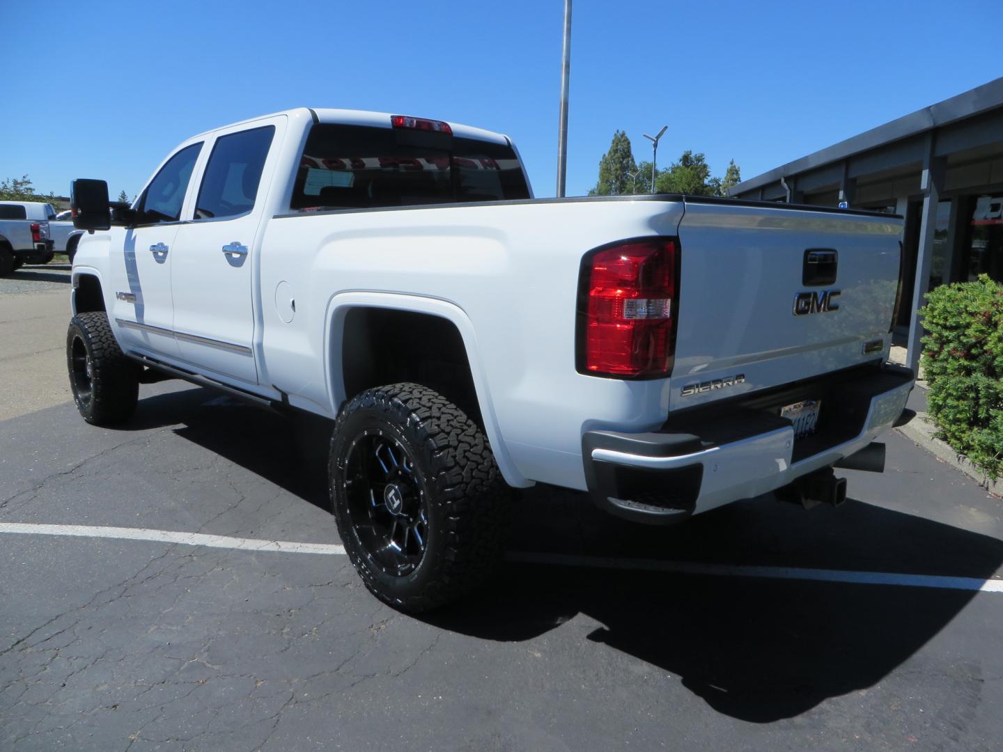 2017 White /BLACK GMC Sierra 3500HD SLT Crew Cab 4WD (1GT42XCY4HF) with an 6.6L V8 OHV 16 DIESEL engine, 6A transmission, located at 2630 Grass Valley Highway, Auburn, CA, 95603, (530) 508-5100, 38.937893, -121.095482 - Lifted GMC Duramax with Fox remote reservoir shocks, AMP Power steps, Rool N Lock tonneau cover, 20" Hostile Gauntlet wheels, BFG KO2 tires, all weather floor mats, window tint, and headrest DVD players. - Photo#6