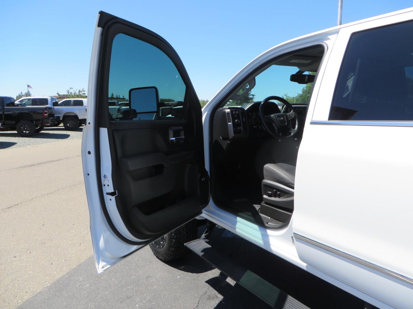 2017 White /BLACK GMC Sierra 3500HD SLT Crew Cab 4WD (1GT42XCY4HF) with an 6.6L V8 OHV 16 DIESEL engine, 6A transmission, located at 2630 Grass Valley Highway, Auburn, CA, 95603, (530) 508-5100, 38.937893, -121.095482 - Lifted GMC Duramax with Fox remote reservoir shocks, AMP Power steps, Rool N Lock tonneau cover, 20" Hostile Gauntlet wheels, BFG KO2 tires, all weather floor mats, window tint, and headrest DVD players. - Photo#14