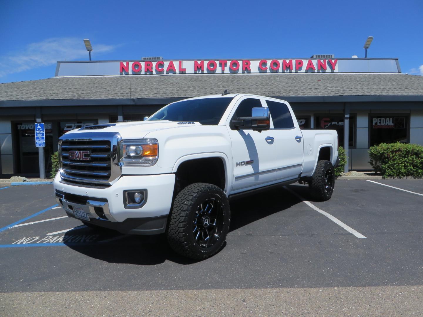 2017 White /BLACK GMC Sierra 3500HD SLT Crew Cab 4WD (1GT42XCY4HF) with an 6.6L V8 OHV 16 DIESEL engine, 6A transmission, located at 2630 Grass Valley Highway, Auburn, CA, 95603, (530) 508-5100, 38.937893, -121.095482 - Lifted GMC Duramax with Fox remote reservoir shocks, AMP Power steps, Rool N Lock tonneau cover, 20" Hostile Gauntlet wheels, BFG KO2 tires, all weather floor mats, window tint, and headrest DVD players. - Photo#0