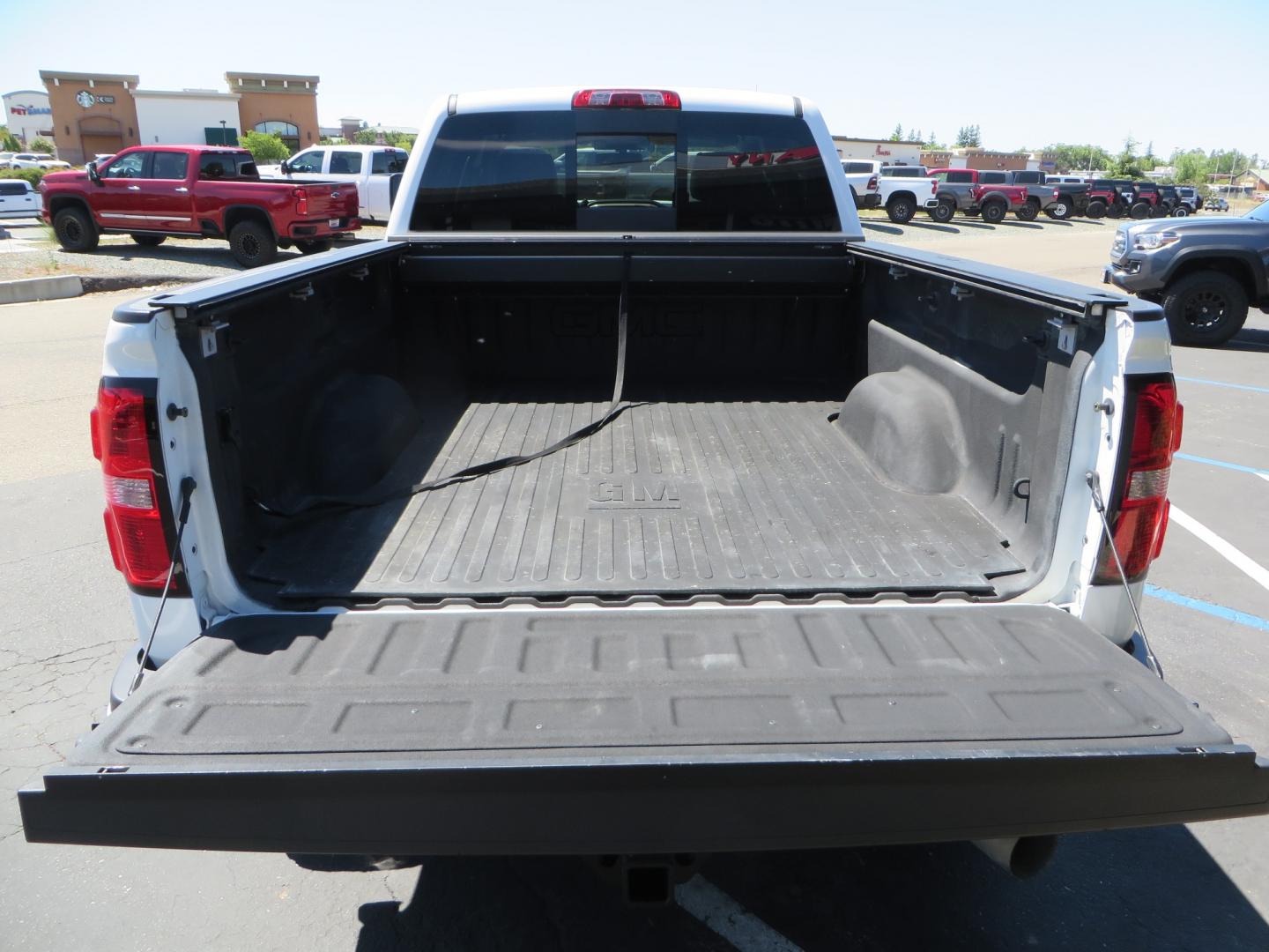 2017 White /BLACK GMC Sierra 3500HD SLT Crew Cab 4WD (1GT42XCY4HF) with an 6.6L V8 OHV 16 DIESEL engine, 6A transmission, located at 2630 Grass Valley Highway, Auburn, CA, 95603, (530) 508-5100, 38.937893, -121.095482 - Lifted GMC Duramax with Fox remote reservoir shocks, AMP Power steps, Rool N Lock tonneau cover, 20" Hostile Gauntlet wheels, BFG KO2 tires, all weather floor mats, window tint, and headrest DVD players. - Photo#13