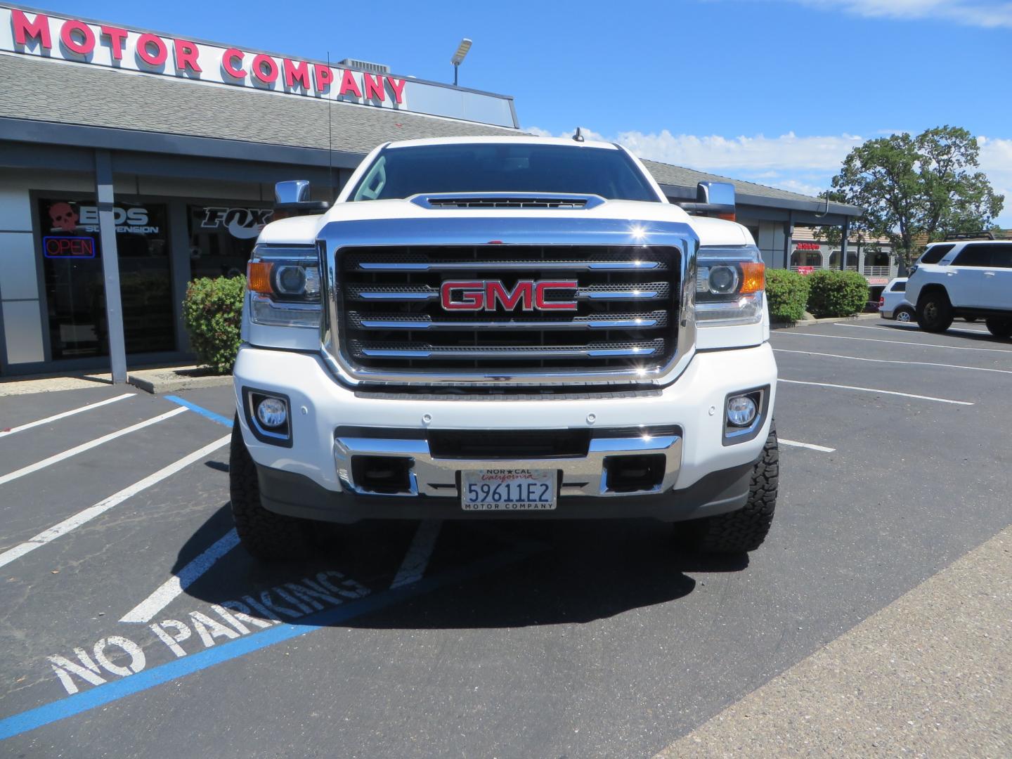 2017 White /BLACK GMC Sierra 3500HD SLT Crew Cab 4WD (1GT42XCY4HF) with an 6.6L V8 OHV 16 DIESEL engine, 6A transmission, located at 2630 Grass Valley Highway, Auburn, CA, 95603, (530) 508-5100, 38.937893, -121.095482 - Lifted GMC Duramax with Fox remote reservoir shocks, AMP Power steps, Rool N Lock tonneau cover, 20" Hostile Gauntlet wheels, BFG KO2 tires, all weather floor mats, window tint, and headrest DVD players. - Photo#1