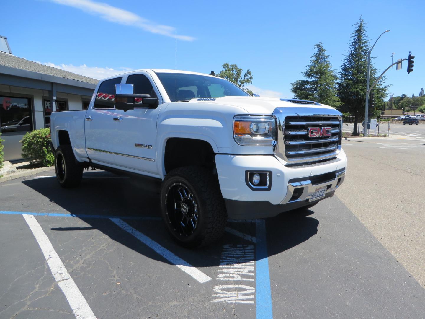 2017 White /BLACK GMC Sierra 3500HD SLT Crew Cab 4WD (1GT42XCY4HF) with an 6.6L V8 OHV 16 DIESEL engine, 6A transmission, located at 2630 Grass Valley Highway, Auburn, CA, 95603, (530) 508-5100, 38.937893, -121.095482 - Lifted GMC Duramax with Fox remote reservoir shocks, AMP Power steps, Rool N Lock tonneau cover, 20" Hostile Gauntlet wheels, BFG KO2 tires, all weather floor mats, window tint, and headrest DVD players. - Photo#2