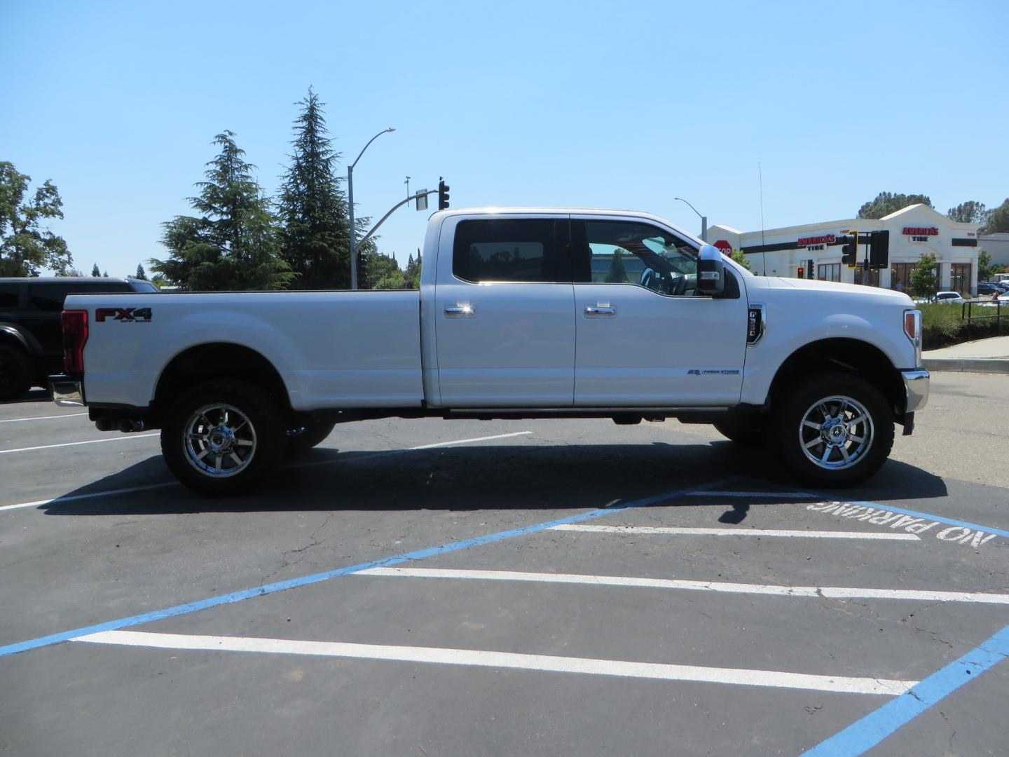 2018 White /BROWN Ford F-350 SD King Ranch Crew Cab 4WD (1FT8W3BT9JE) with an 6.7L V8 DIESEL engine, automatic transmission, located at 2630 Grass Valley Highway, Auburn, CA, 95603, (530) 508-5100, 38.937893, -121.095482 - Very clean King Ranch sitting on a level kit, 20" Gear wheels, and 35" Toyo AT3 tires. - Photo#3