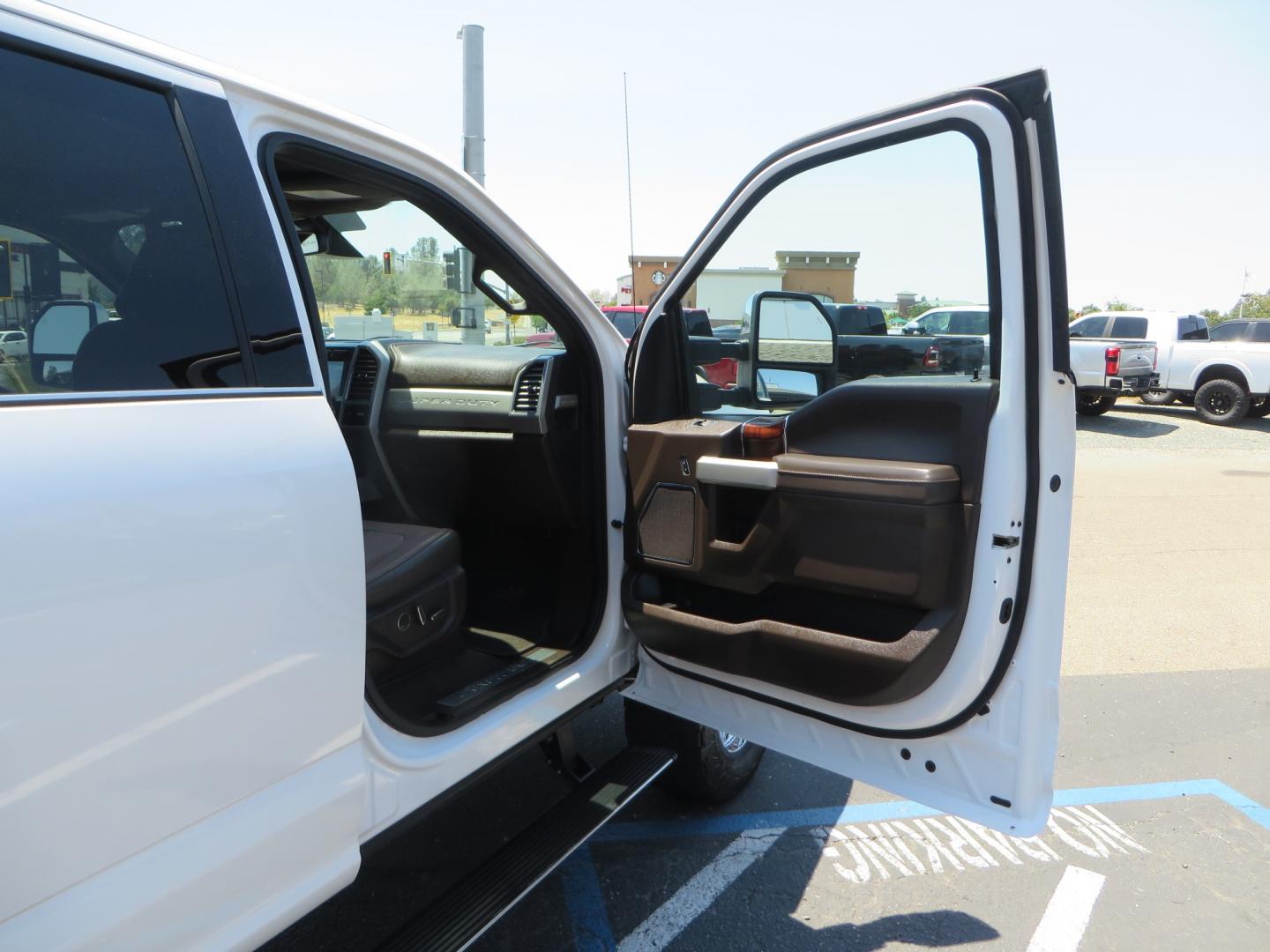 2018 White /BROWN Ford F-350 SD King Ranch Crew Cab 4WD (1FT8W3BT9JE) with an 6.7L V8 DIESEL engine, automatic transmission, located at 2630 Grass Valley Highway, Auburn, CA, 95603, (530) 508-5100, 38.937893, -121.095482 - Very clean King Ranch sitting on a level kit, 20" Gear wheels, and 35" Toyo AT3 tires. - Photo#44