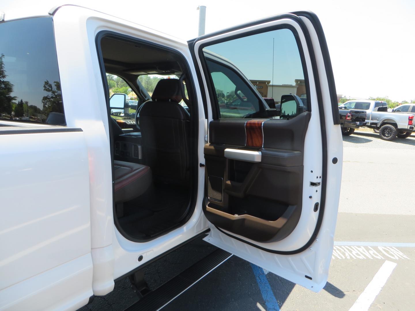 2018 White /BROWN Ford F-350 SD King Ranch Crew Cab 4WD (1FT8W3BT9JE) with an 6.7L V8 DIESEL engine, automatic transmission, located at 2630 Grass Valley Highway, Auburn, CA, 95603, (530) 508-5100, 38.937893, -121.095482 - Very clean King Ranch sitting on a level kit, 20" Gear wheels, and 35" Toyo AT3 tires. - Photo#50