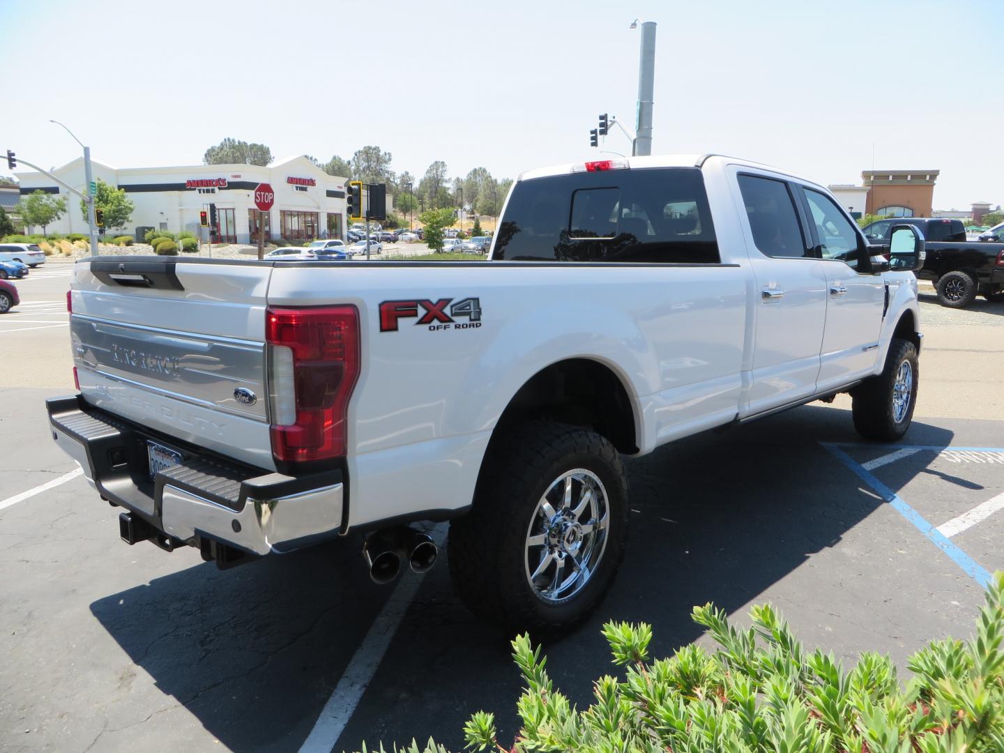 2018 White /BROWN Ford F-350 SD King Ranch Crew Cab 4WD (1FT8W3BT9JE) with an 6.7L V8 DIESEL engine, automatic transmission, located at 2630 Grass Valley Highway, Auburn, CA, 95603, (530) 508-5100, 38.937893, -121.095482 - Very clean King Ranch sitting on a level kit, 20" Gear wheels, and 35" Toyo AT3 tires. - Photo#4