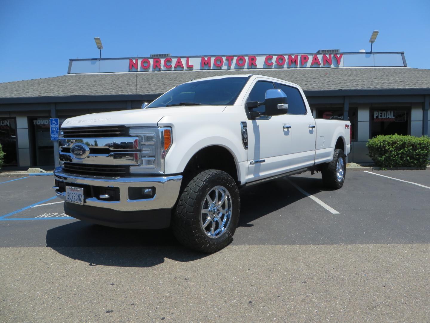 2018 White /BROWN Ford F-350 SD King Ranch Crew Cab 4WD (1FT8W3BT9JE) with an 6.7L V8 DIESEL engine, automatic transmission, located at 2630 Grass Valley Highway, Auburn, CA, 95603, (530) 508-5100, 38.937893, -121.095482 - Very clean King Ranch sitting on a level kit, 20" Gear wheels, and 35" Toyo AT3 tires. - Photo#0