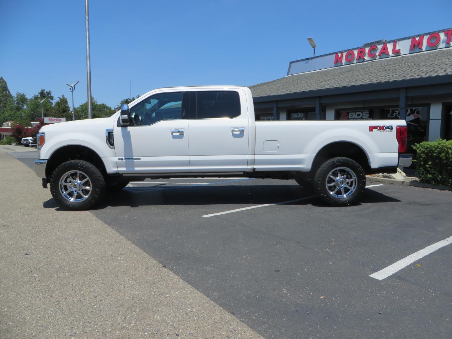 2018 White /BROWN Ford F-350 SD King Ranch Crew Cab 4WD (1FT8W3BT9JE) with an 6.7L V8 DIESEL engine, automatic transmission, located at 2630 Grass Valley Highway, Auburn, CA, 95603, (530) 508-5100, 38.937893, -121.095482 - Very clean King Ranch sitting on a level kit, 20" Gear wheels, and 35" Toyo AT3 tires. - Photo#7