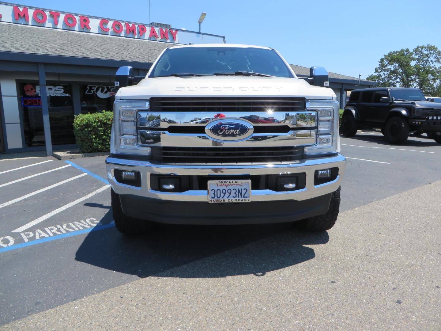 2018 White /BROWN Ford F-350 SD King Ranch Crew Cab 4WD (1FT8W3BT9JE) with an 6.7L V8 DIESEL engine, automatic transmission, located at 2630 Grass Valley Highway, Auburn, CA, 95603, (530) 508-5100, 38.937893, -121.095482 - Very clean King Ranch sitting on a level kit, 20" Gear wheels, and 35" Toyo AT3 tires. - Photo#1