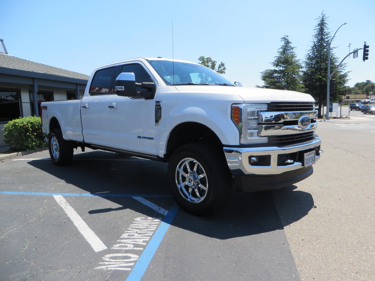 2018 White /BROWN Ford F-350 SD King Ranch Crew Cab 4WD (1FT8W3BT9JE) with an 6.7L V8 DIESEL engine, automatic transmission, located at 2630 Grass Valley Highway, Auburn, CA, 95603, (530) 508-5100, 38.937893, -121.095482 - Very clean King Ranch sitting on a level kit, 20" Gear wheels, and 35" Toyo AT3 tires. - Photo#2