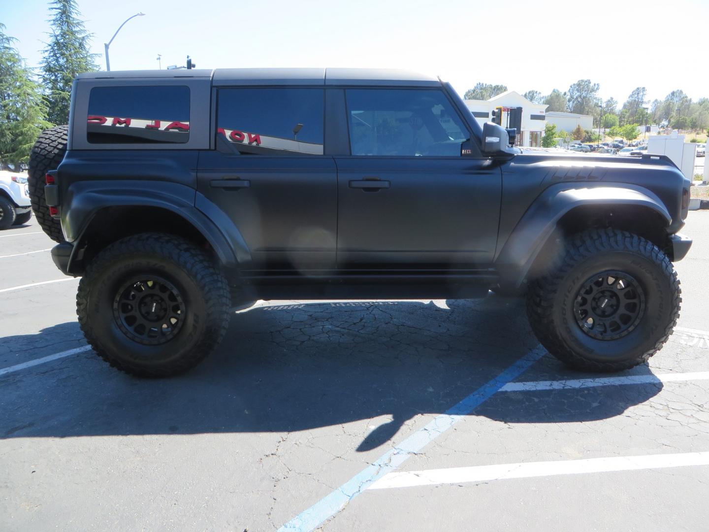 2022 BLACK Ford Bronco (1FMEE5JR9NL) , located at 2630 Grass Valley Highway, Auburn, CA, 95603, (530) 508-5100, 38.937893, -121.095482 - INCREDIBLE BUILD ON THIS 22 BRONCO RAPTOR..... - Leather/suede seating package - Lux Package (adaptive cruise, B&O 10 speaker sound system with sub, Heated steering wheel, wireless charging etc) - hard top - interior carbon fiber package Wheels/tires: - Method NV305 - 39” BFG KM3 tires - Photo#4