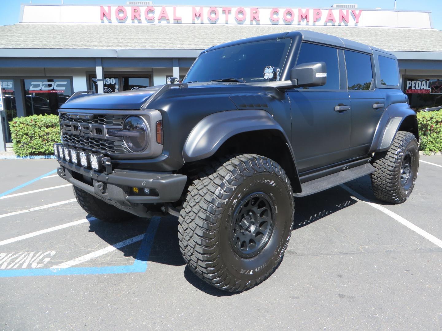 2022 BLACK Ford Bronco (1FMEE5JR9NL) , located at 2630 Grass Valley Highway, Auburn, CA, 95603, (530) 508-5100, 38.937893, -121.095482 - INCREDIBLE BUILD ON THIS 22 BRONCO RAPTOR..... - Leather/suede seating package - Lux Package (adaptive cruise, B&O 10 speaker sound system with sub, Heated steering wheel, wireless charging etc) - hard top - interior carbon fiber package Wheels/tires: - Method NV305 - 39” BFG KM3 tires - Photo#0