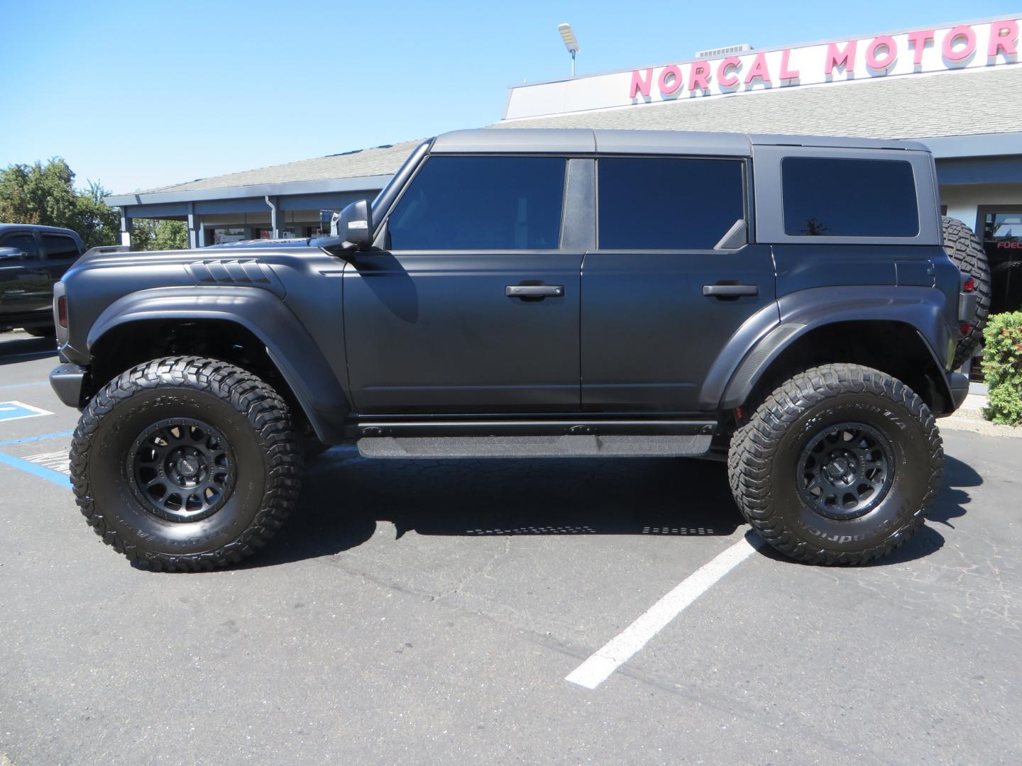 2022 BLACK Ford Bronco (1FMEE5JR9NL) , located at 2630 Grass Valley Highway, Auburn, CA, 95603, (530) 508-5100, 38.937893, -121.095482 - INCREDIBLE BUILD ON THIS 22 BRONCO RAPTOR..... - Leather/suede seating package - Lux Package (adaptive cruise, B&O 10 speaker sound system with sub, Heated steering wheel, wireless charging etc) - hard top - interior carbon fiber package Wheels/tires: - Method NV305 - 39” BFG KM3 tires - Photo#1