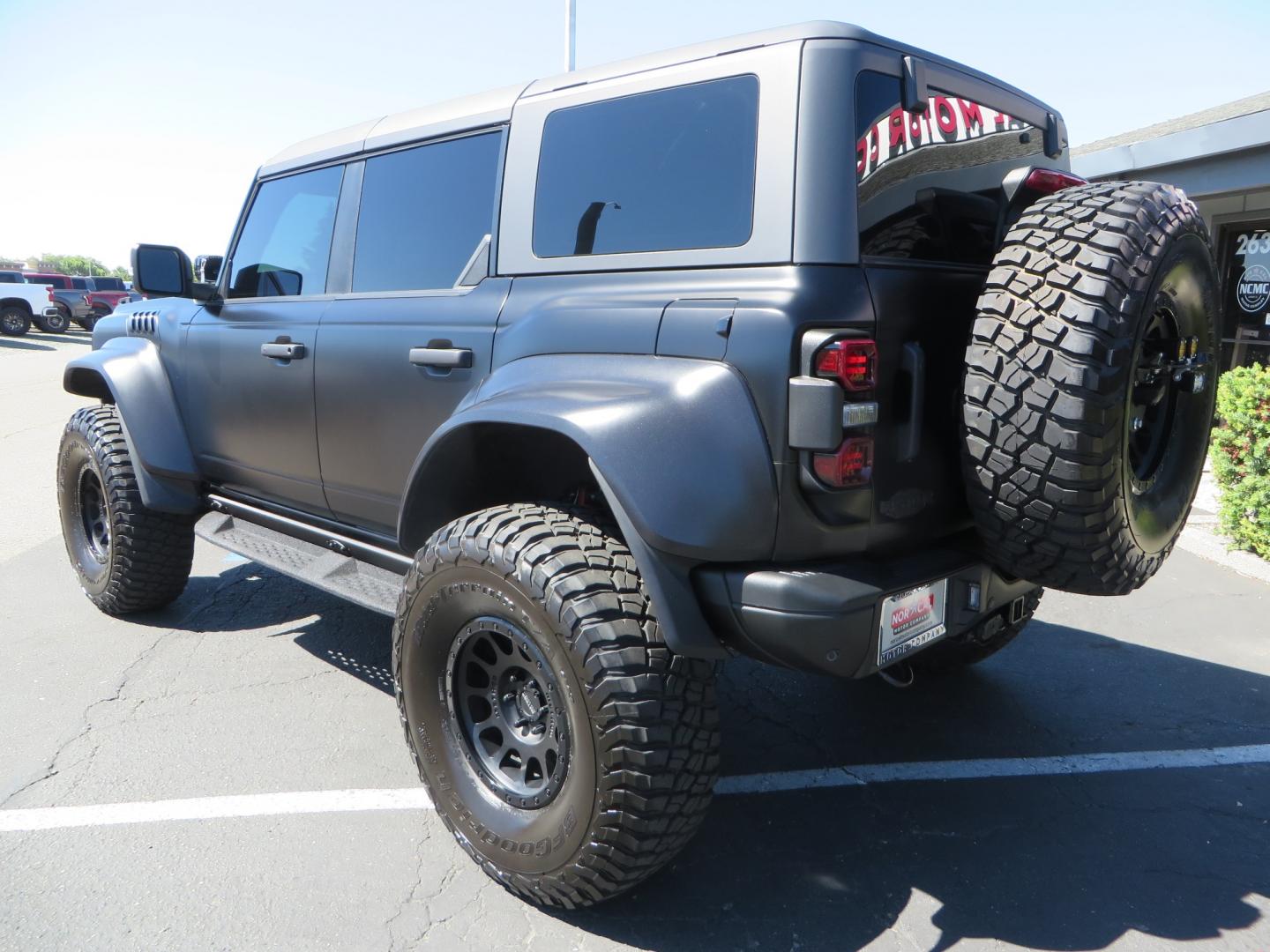 2022 BLACK Ford Bronco (1FMEE5JR9NL) , located at 2630 Grass Valley Highway, Auburn, CA, 95603, (530) 508-5100, 38.937893, -121.095482 - INCREDIBLE BUILD ON THIS 22 BRONCO RAPTOR..... - Leather/suede seating package - Lux Package (adaptive cruise, B&O 10 speaker sound system with sub, Heated steering wheel, wireless charging etc) - hard top - interior carbon fiber package Wheels/tires: - Method NV305 - 39” BFG KM3 tires - Photo#7