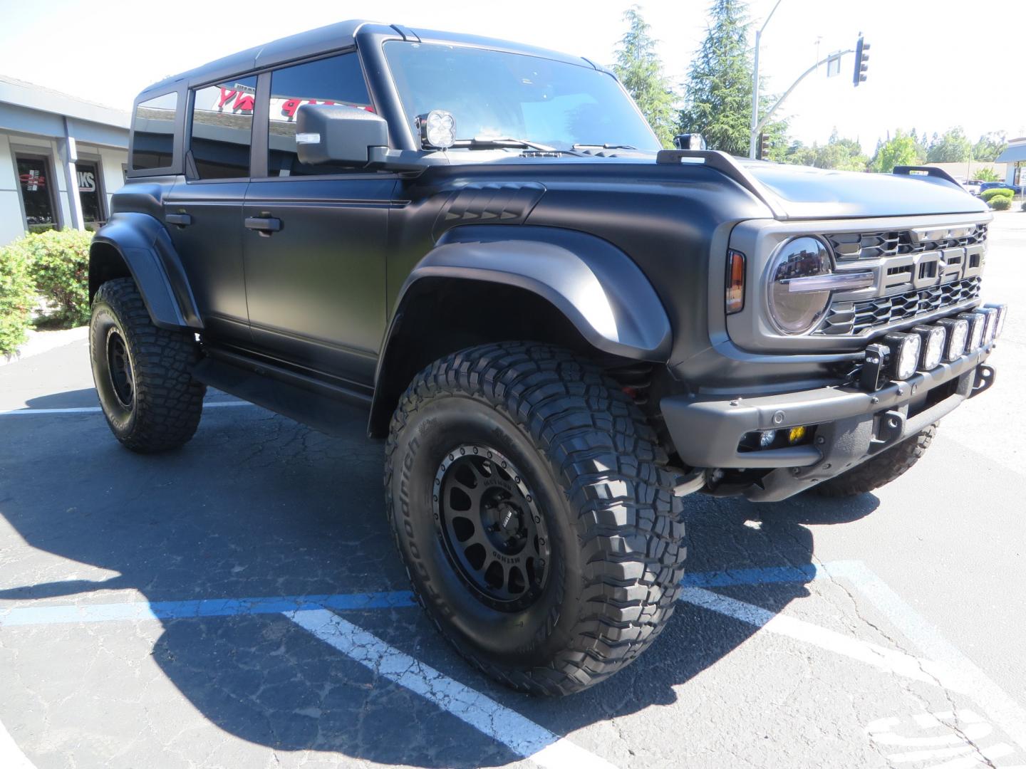 2022 BLACK Ford Bronco (1FMEE5JR9NL) , located at 2630 Grass Valley Highway, Auburn, CA, 95603, (530) 508-5100, 38.937893, -121.095482 - INCREDIBLE BUILD ON THIS 22 BRONCO RAPTOR..... - Leather/suede seating package - Lux Package (adaptive cruise, B&O 10 speaker sound system with sub, Heated steering wheel, wireless charging etc) - hard top - interior carbon fiber package Wheels/tires: - Method NV305 - 39” BFG KM3 tires - Photo#3