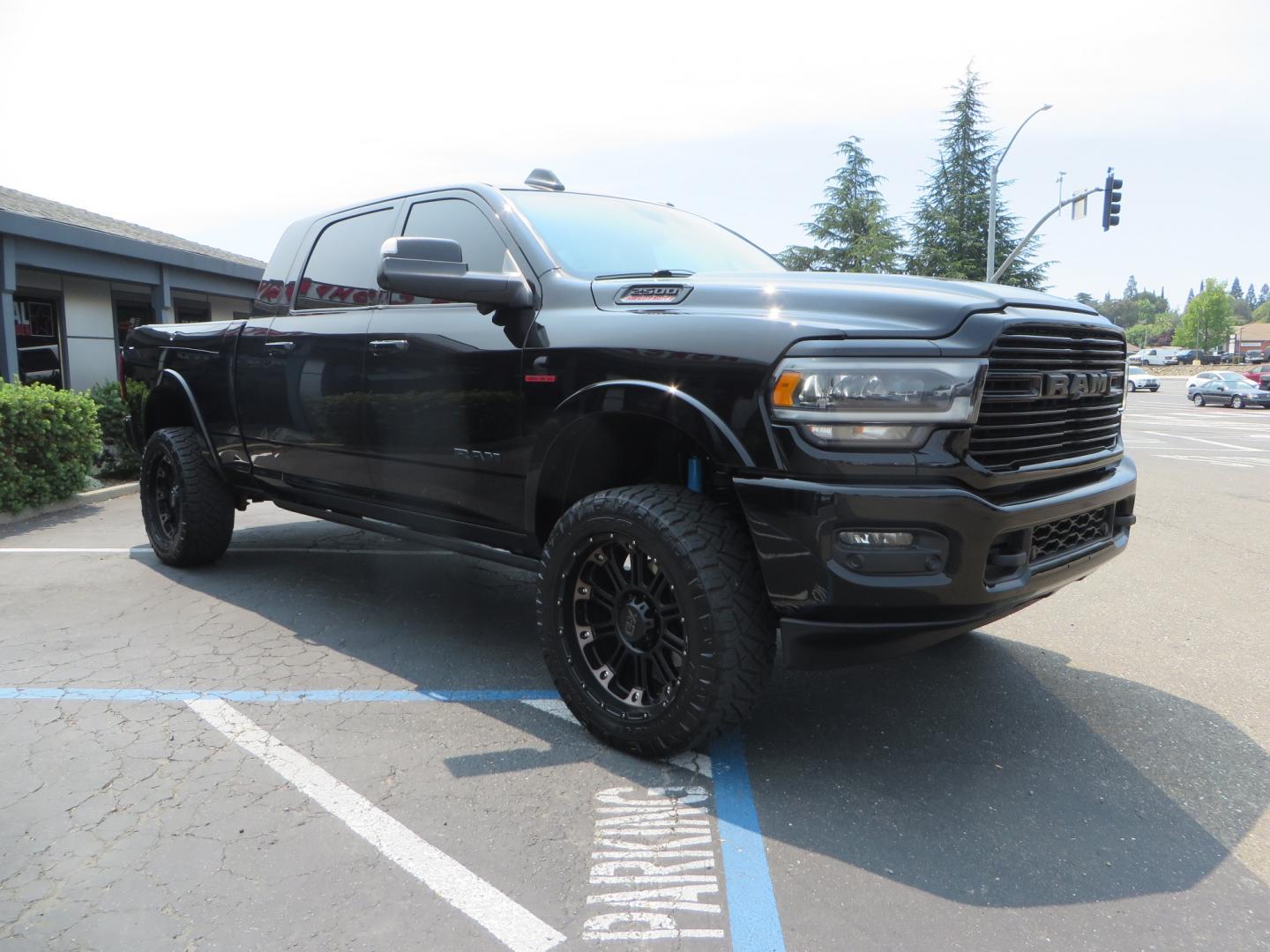 2019 BLACK /BLACK RAM 2500 Laramie Mega Cab 4WD (3C6UR5NL5KG) with an 6.7L L6 OHV 24V TURBO DIESEL engine, 6A transmission, located at 2630 Grass Valley Highway, Auburn, CA, 95603, (530) 508-5100, 38.937893, -121.095482 - Features -- 22" XD wheels, Nitto Ridge Grappler tires, Level kit, and window tint. - Photo#2