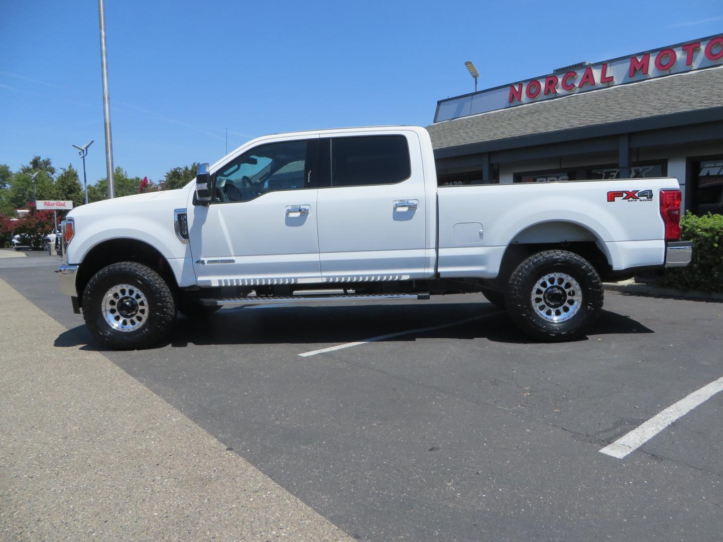 2017 White Ford F-250 SD Lariat Crew Cab Short Bed 4WD (1FT7W2BT4HE) with an 6.7L V8 OHV 16V DIESEL engine, 6A transmission, located at 2630 Grass Valley Highway, Auburn, CA, 95603, (530) 508-5100, 38.937893, -121.095482 - Leveled F250 sitting on brand new 17" Method Race wheels and Nitto Recon Grappler tires. - Photo#7