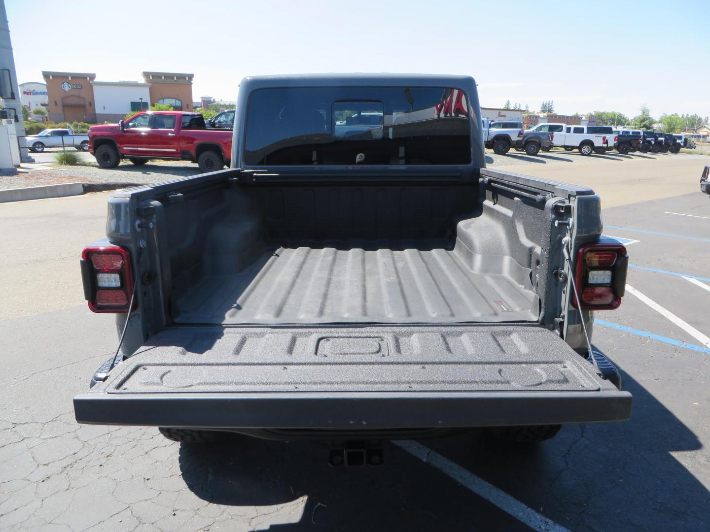 2021 Sting Grey /BLACK Jeep Gladiator Rubicon (1C6JJTBM1ML) with an 3.6L V6 DOHC 24V engine, 6M transmission, located at 2630 Grass Valley Highway, Auburn, CA, 95603, (530) 508-5100, 38.937893, -121.095482 - Features- EVO MFG 4.5" suspension system, 17" Method Race wheels, 37" Toyo AT3 tires, Fabfours running boards, Weathertech bedmat, Bolt on front pre runner bar, and window tint. - Photo#12