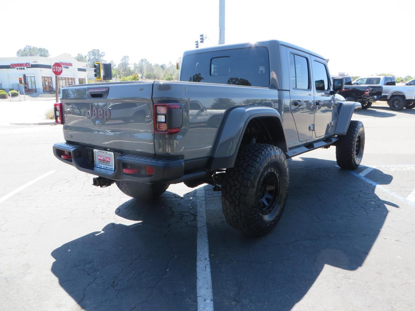 2021 Sting Grey /BLACK Jeep Gladiator Rubicon (1C6JJTBM1ML) with an 3.6L V6 DOHC 24V engine, 6M transmission, located at 2630 Grass Valley Highway, Auburn, CA, 95603, (530) 508-5100, 38.937893, -121.095482 - Features- EVO MFG 4.5" suspension system, 17" Method Race wheels, 37" Toyo AT3 tires, Fabfours running boards, Weathertech bedmat, Bolt on front pre runner bar, and window tint. - Photo#4