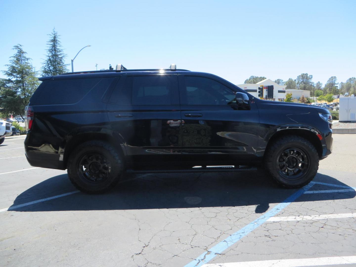 2021 Blue /Black Chevrolet Tahoe Z71 (1GNSKPKD4MR) with an 5.3L V8 OHV 16V engine, automatic transmission, located at 2630 Grass Valley Highway, Auburn, CA, 95603, (530) 508-5100, 38.937893, -121.095482 - Z71 Tahoe with Method Race Wheels, Nitto Ridge Grappler tires, Window tint, and roof mounted crossbars. DVD screen that is missing in pictures has been replaced. - Photo#3