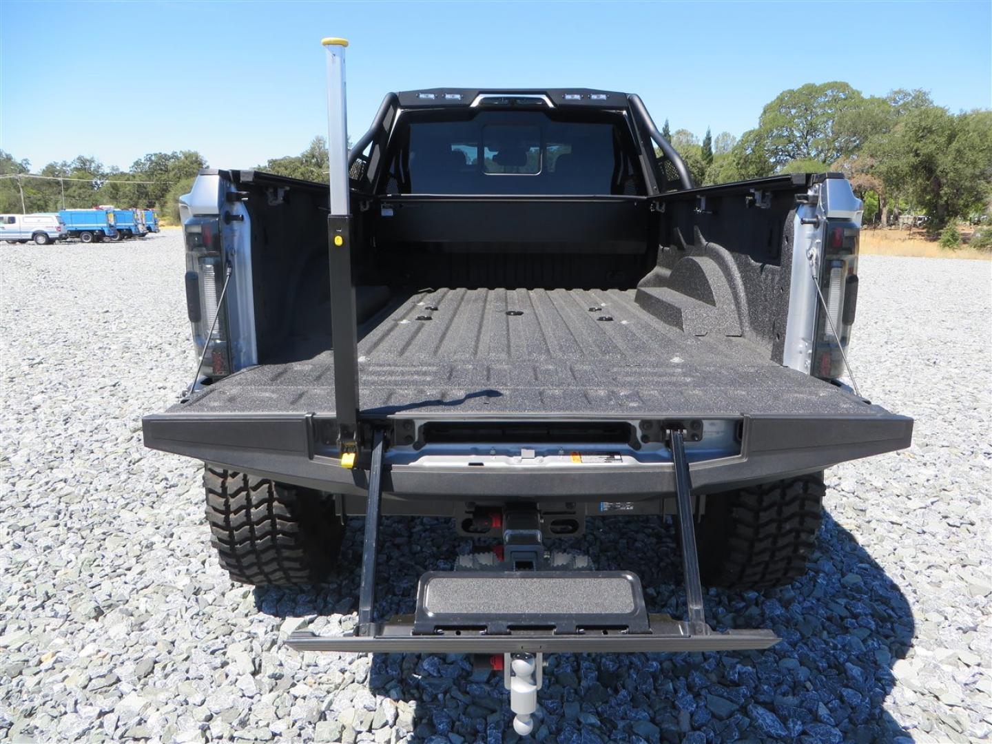 2022 Ford F-450 SD Limited Crew Cab DRW 4WD (1FT8W4DT3NE) with an 6.7L V8 OHV 16V DIESEL engine, 10 speed automatic transmission, located at 2630 Grass Valley Highway, Auburn, CA, 95603, (530) 508-5100, 38.937893, -121.095482 - 2022 Sintor Truck Ford F-450 Limited Iconic Silver This 2022 Sintor Trucks F-450 Lariat is fully equiped with a carbon package, pano roof, leather interior, large navigation screen and much more. This truck is ready for whatever the driver demands of it. With over a thousand man hours that goe - Photo#34