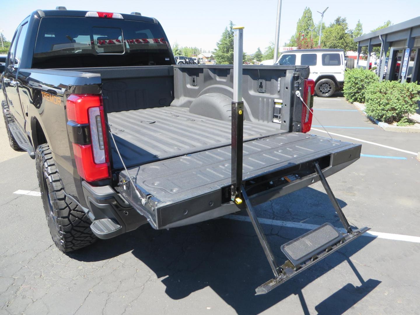 2023 /BLACK Ford F-350 SD Platinum Crew Cab Short Bed 4WD (1FT8W3BM5PE) with an 6.7L V8 OHV 16V DIESEL engine, 6A transmission, located at 2630 Grass Valley Highway, Auburn, CA, 95603, (530) 508-5100, 38.937893, -121.095482 - Features a BDS 3" radius arm suspension system, Fox 2.0 Shocks, 20" Method 323 wheels, 37" Nito Ridge Grappler tires, and a factory slim line bug deflector. - Photo#17