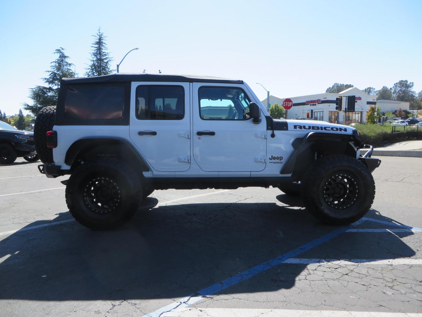 2021 White /BLACK Jeep Wrangler Unlimited Rubicon (1C4HJXFN7MW) with an 2.0L L4 DOHC 16V TURBO engine, 6A transmission, located at 2630 Grass Valley Highway, Auburn, CA, 95603, (530) 508-5100, 38.937893, -121.095482 - Features a Zone Offroad 3" lift kit, Fox Adventure series shocks, 17" Method MR315 wheels, 37" Toyo AT3 tires, Smittybilt XRC front and rear bumpers, Smittybilt Synthetic rope winch, RC inner fender liners, and Barricade front and rear flat fenders. - Photo#3