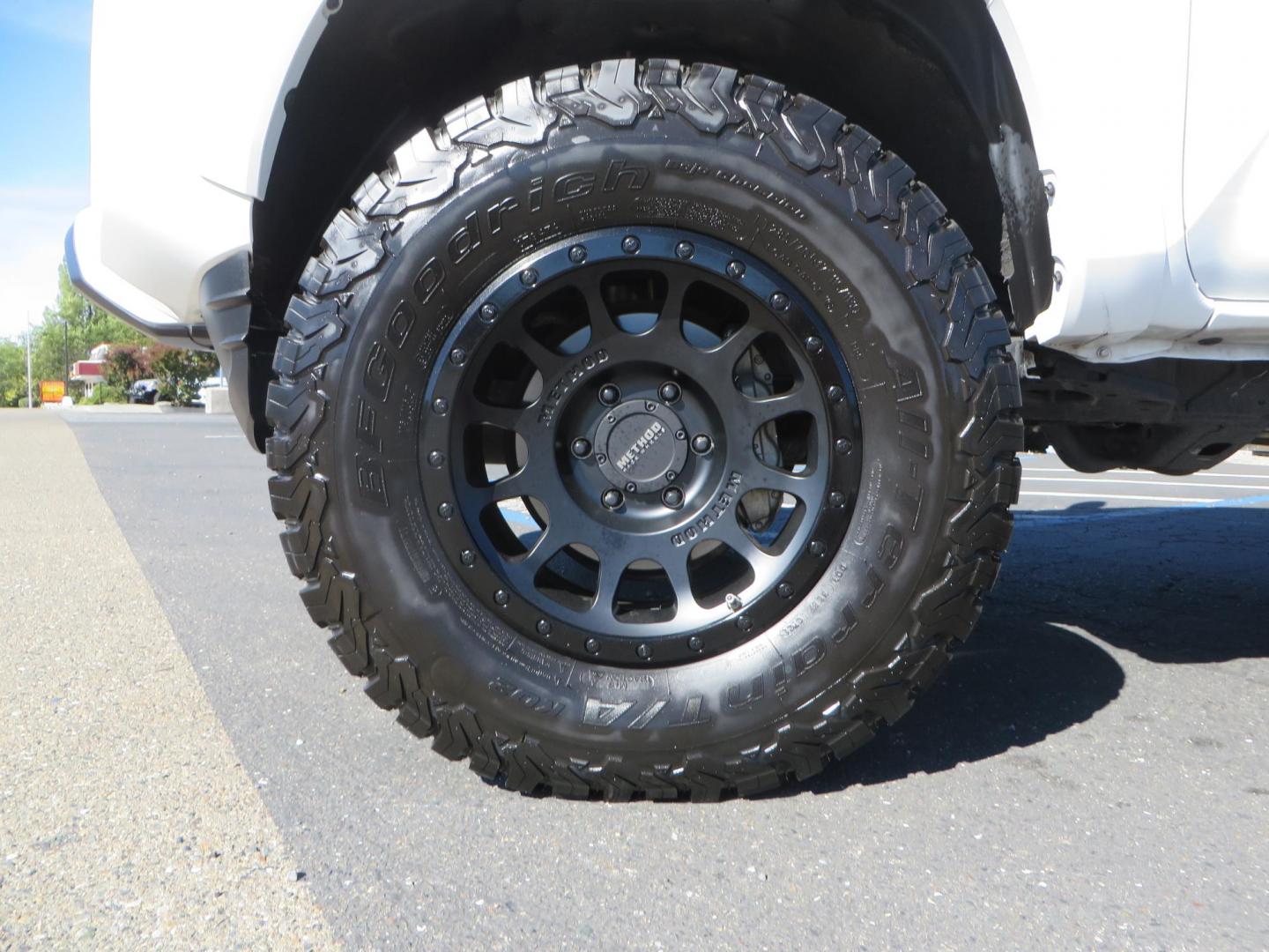 2021 White Toyota Tacoma SR5 Double Cab V6 6AT 4WD (3TMCZ5AN3MM) with an 3.5L V6 DOHC 24V engine, 6A transmission, located at 2630 Grass Valley Highway, Auburn, CA, 95603, (530) 508-5100, 38.937893, -121.095482 - Tacoma SR5 sitting on Bilstein 5100 series front struts and rear shocks, BFG KO2 tires, Method NV wheels, and window tint. - Photo#8