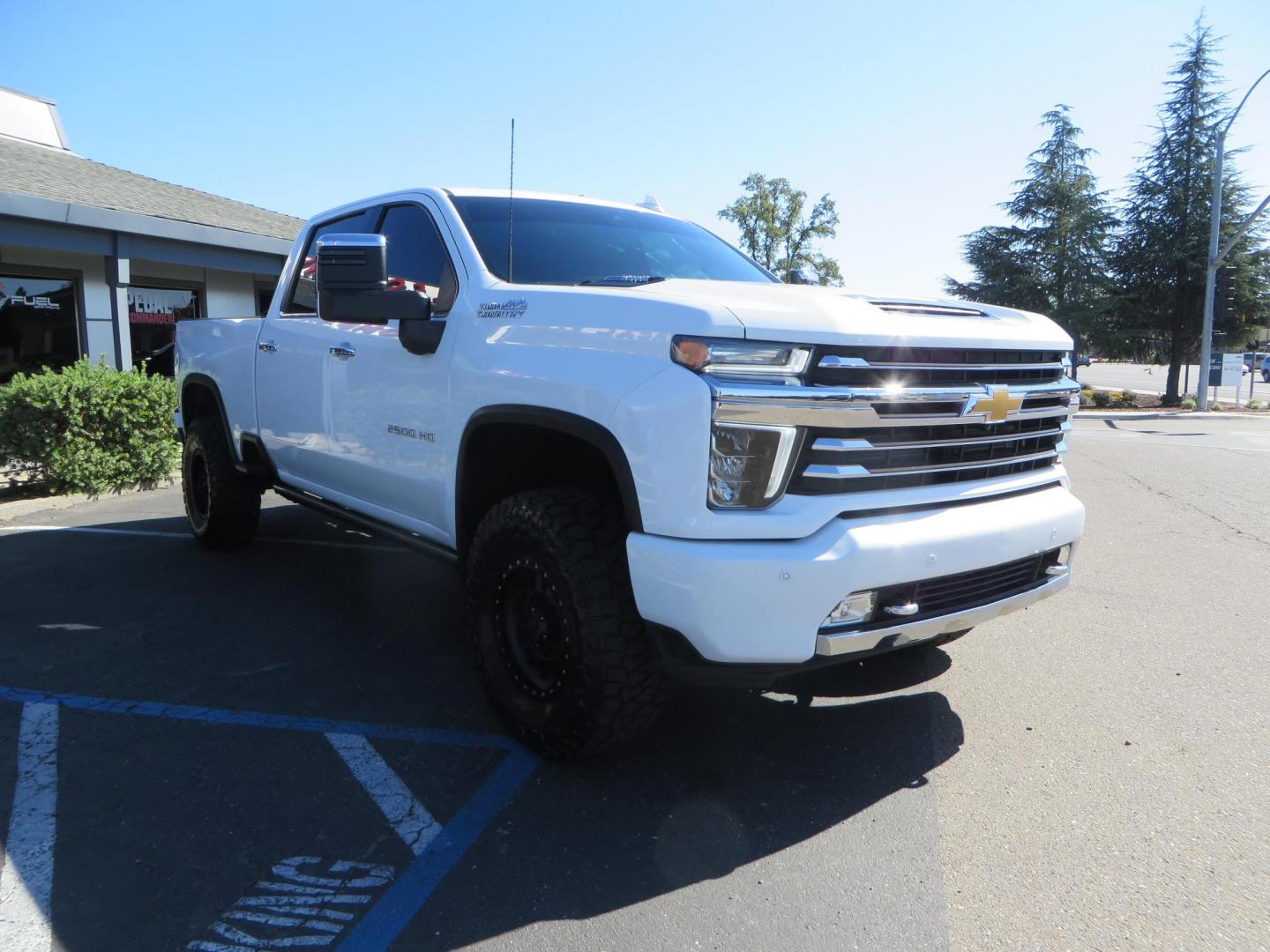 2021 White Chevrolet Silverado 2500HD High Country Crew Cab Short Box 4WD (1GC4YREY9MF) with an 6.6L V8 OHV 16V DIESEL engine, 6A transmission, located at 2630 Grass Valley Highway, Auburn, CA, 95603, (530) 508-5100, 38.937893, -121.095482 - Features - Fabtech leveling kit with upper control arms, 17" Method Race Wheels, 35" Toyo RT trail tires, and window tint. - Photo#1