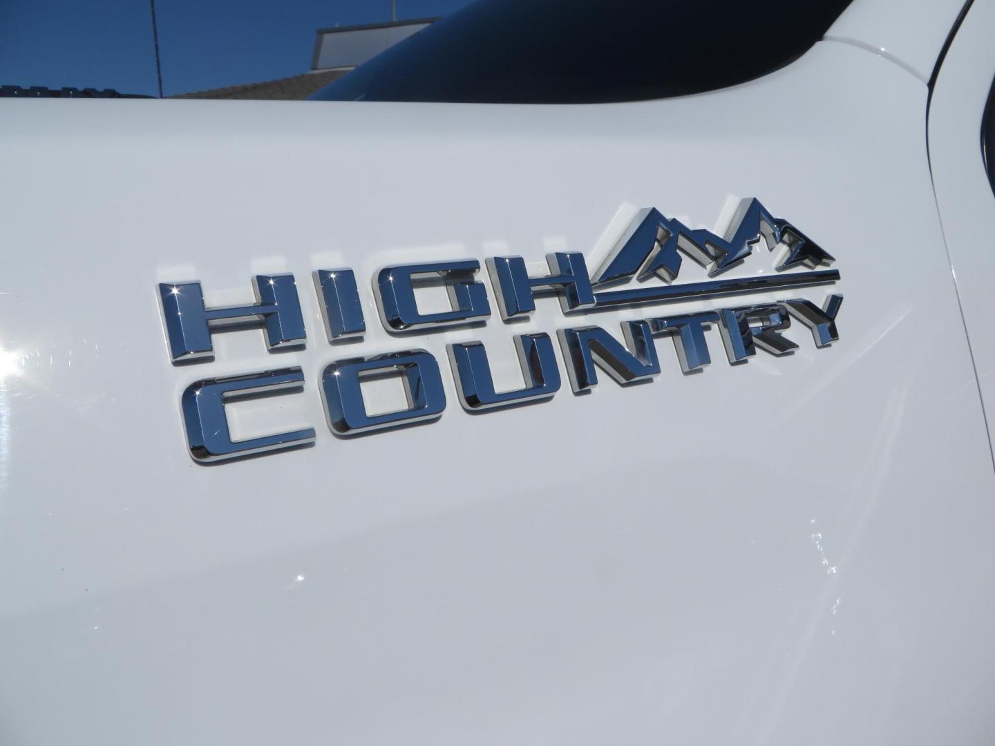 2021 White Chevrolet Silverado 2500HD High Country Crew Cab Short Box 4WD (1GC4YREY9MF) with an 6.6L V8 OHV 16V DIESEL engine, 6A transmission, located at 2630 Grass Valley Highway, Auburn, CA, 95603, (530) 508-5100, 38.937893, -121.095482 - Features - Fabtech leveling kit with upper control arms, 17" Method Race Wheels, 35" Toyo RT trail tires, and window tint. - Photo#10