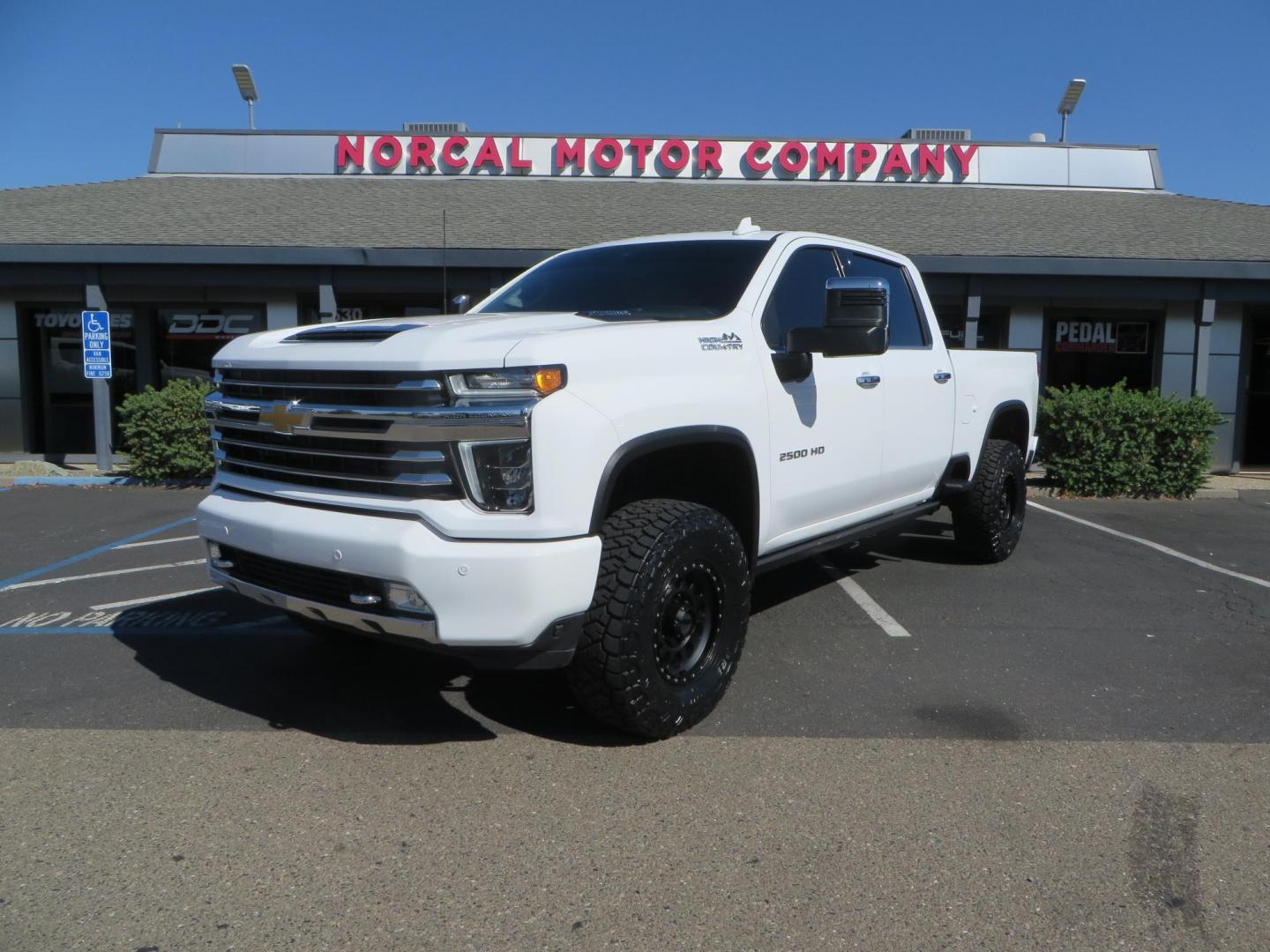 2021 White Chevrolet Silverado 2500HD High Country Crew Cab Short Box 4WD (1GC4YREY9MF) with an 6.6L V8 OHV 16V DIESEL engine, 6A transmission, located at 2630 Grass Valley Highway, Auburn, CA, 95603, (530) 508-5100, 38.937893, -121.095482 - Features - Fabtech leveling kit with upper control arms, 17" Method Race Wheels, 35" Toyo RT trail tires, and window tint. - Photo#0