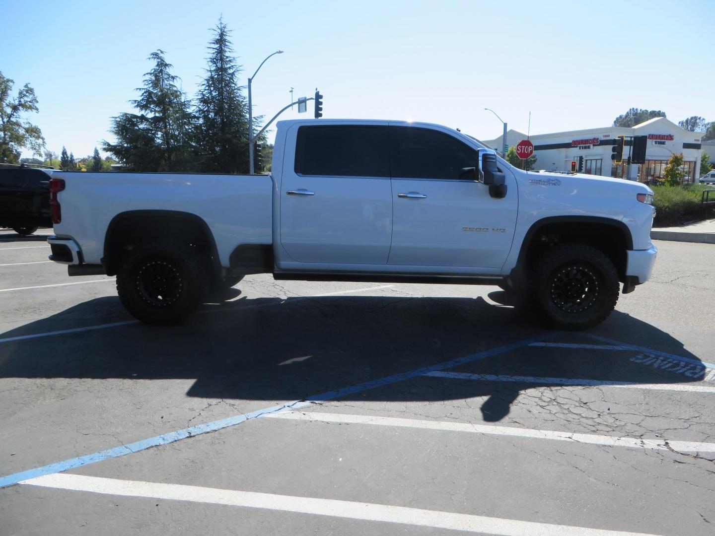 2021 White Chevrolet Silverado 2500HD High Country Crew Cab Short Box 4WD (1GC4YREY9MF) with an 6.6L V8 OHV 16V DIESEL engine, 6A transmission, located at 2630 Grass Valley Highway, Auburn, CA, 95603, (530) 508-5100, 38.937893, -121.095482 - Features - Fabtech leveling kit with upper control arms, 17" Method Race Wheels, 35" Toyo RT trail tires, and window tint. - Photo#4