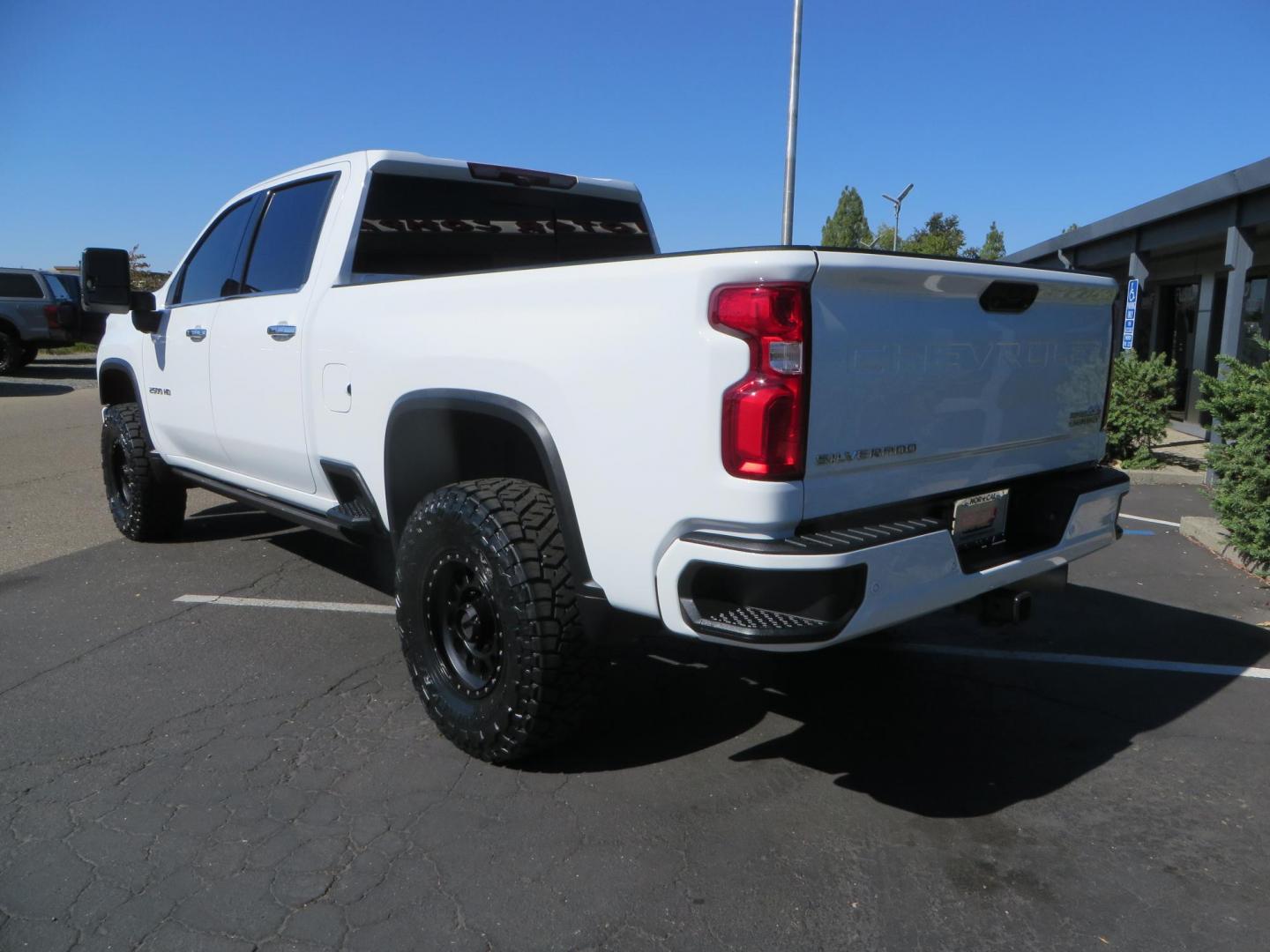 2021 White Chevrolet Silverado 2500HD High Country Crew Cab Short Box 4WD (1GC4YREY9MF) with an 6.6L V8 OHV 16V DIESEL engine, 6A transmission, located at 2630 Grass Valley Highway, Auburn, CA, 95603, (530) 508-5100, 38.937893, -121.095482 - Features - Fabtech leveling kit with upper control arms, 17" Method Race Wheels, 35" Toyo RT trail tires, and window tint. - Photo#5