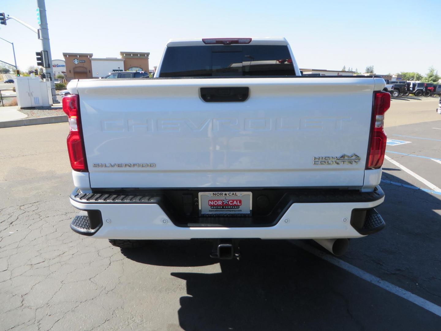 2021 White Chevrolet Silverado 2500HD High Country Crew Cab Short Box 4WD (1GC4YREY9MF) with an 6.6L V8 OHV 16V DIESEL engine, 6A transmission, located at 2630 Grass Valley Highway, Auburn, CA, 95603, (530) 508-5100, 38.937893, -121.095482 - Features - Fabtech leveling kit with upper control arms, 17" Method Race Wheels, 35" Toyo RT trail tires, and window tint. - Photo#6